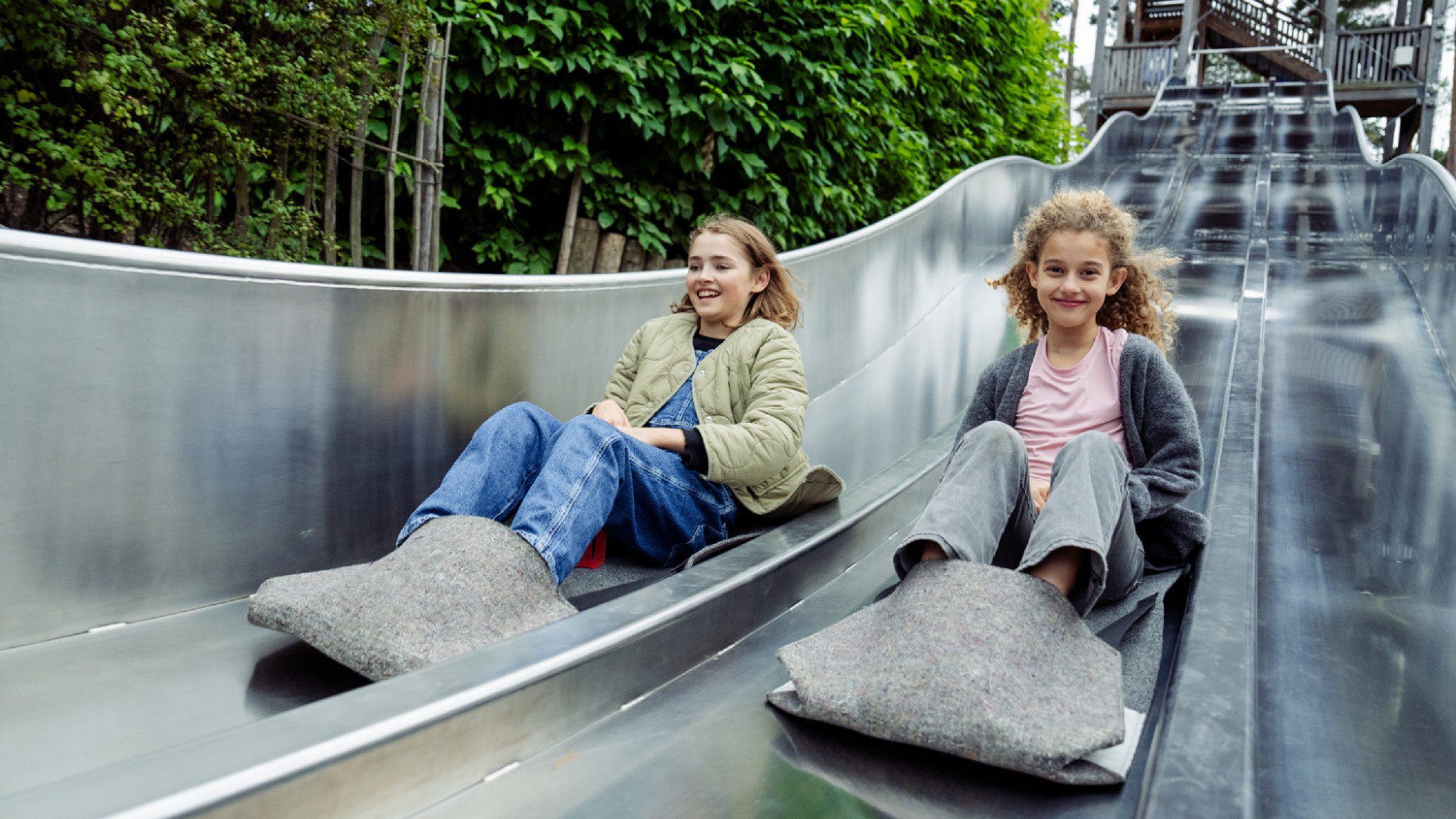 zweí Mädchen beim Rutschen in den Kittenberger Erlebnisgärten