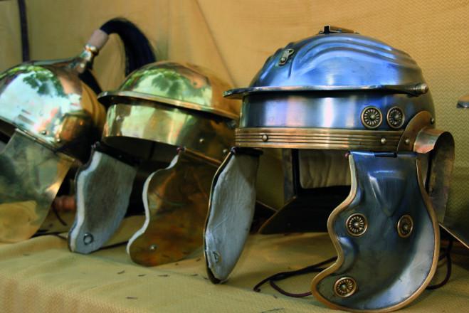 Helme des römischen Militärs auf einem Tisch.