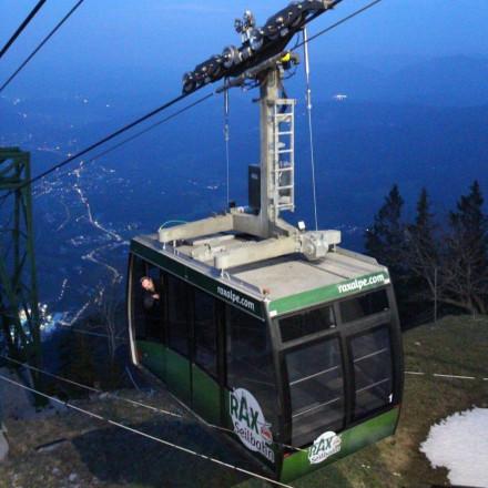 Gondel der Rax bei einer Nachtfahrt auf das Hochplateau.
