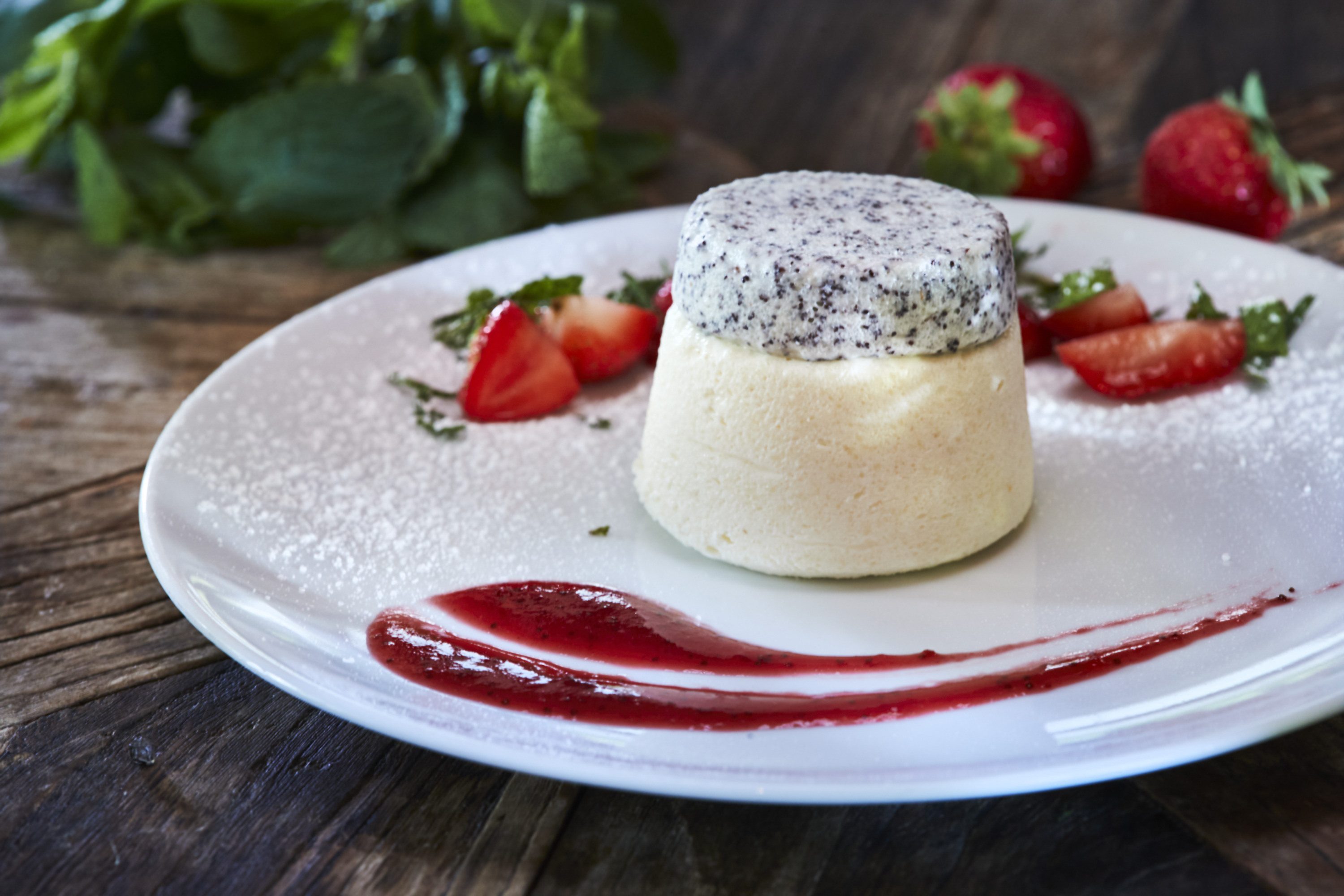 Griesflammerie mit Mohn und Erdbeeren