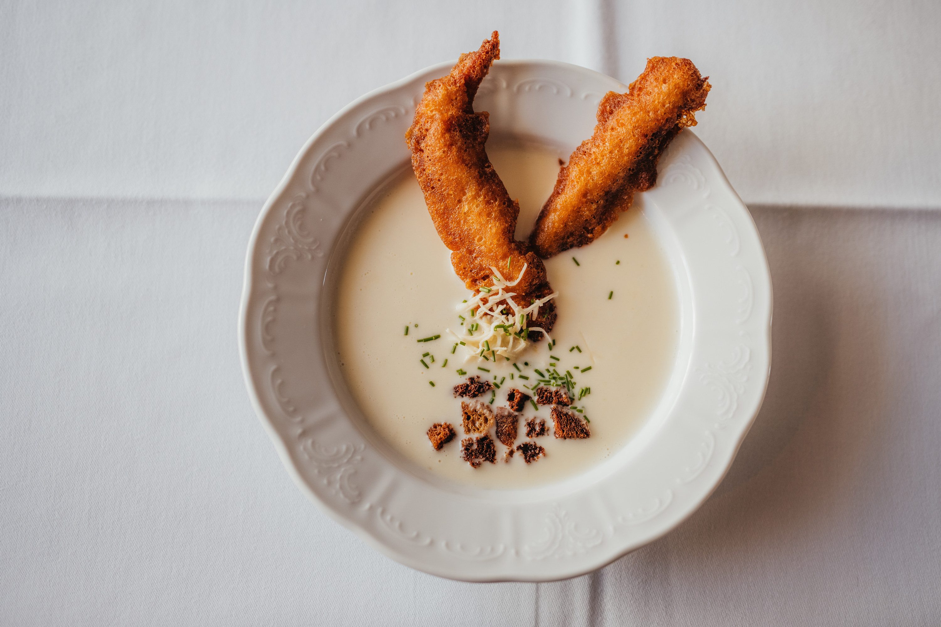 Krenschaumsuppe mit Räucherforellenstreifen