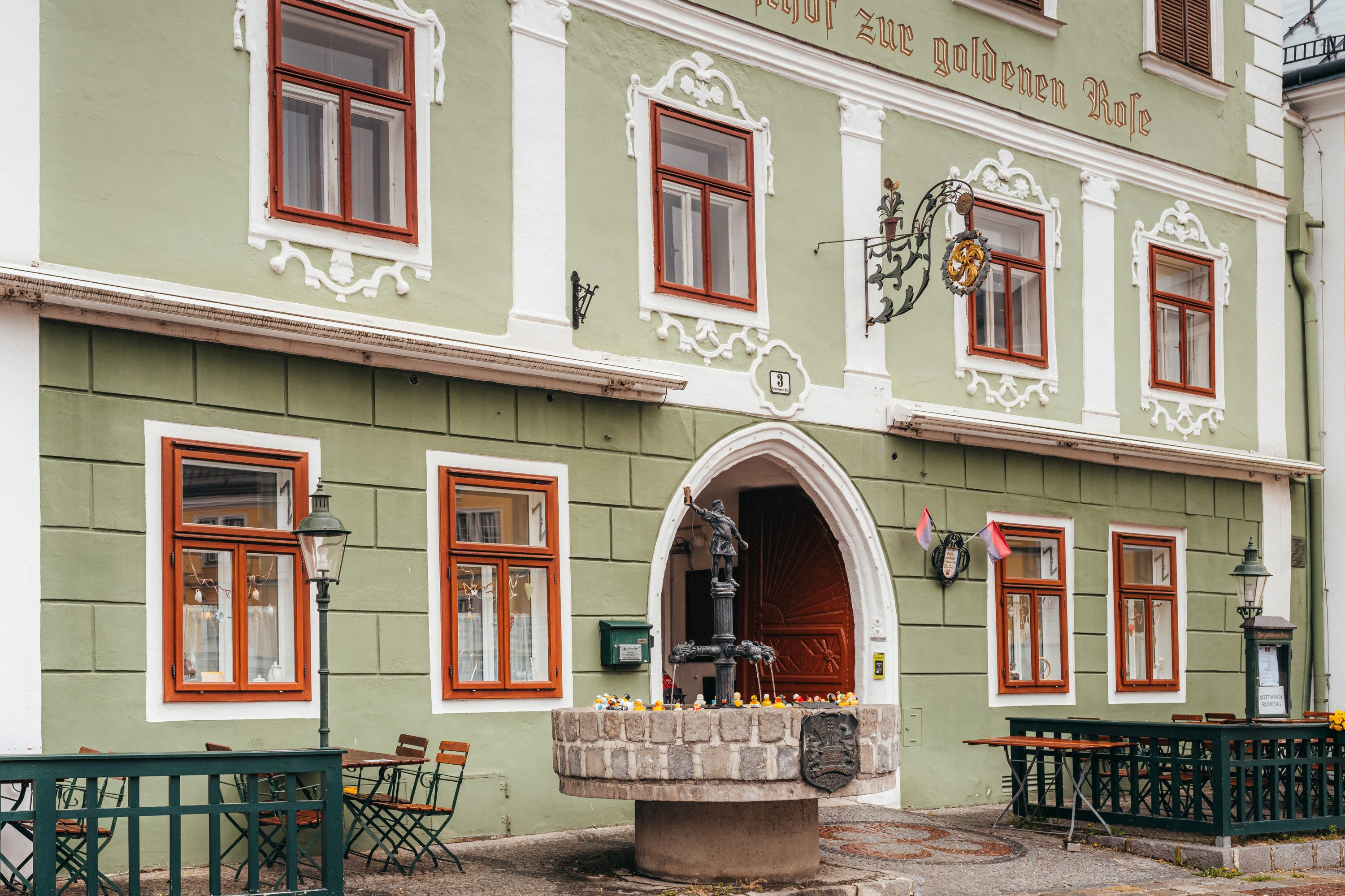 Wirtshaus mit Bierbrunnen