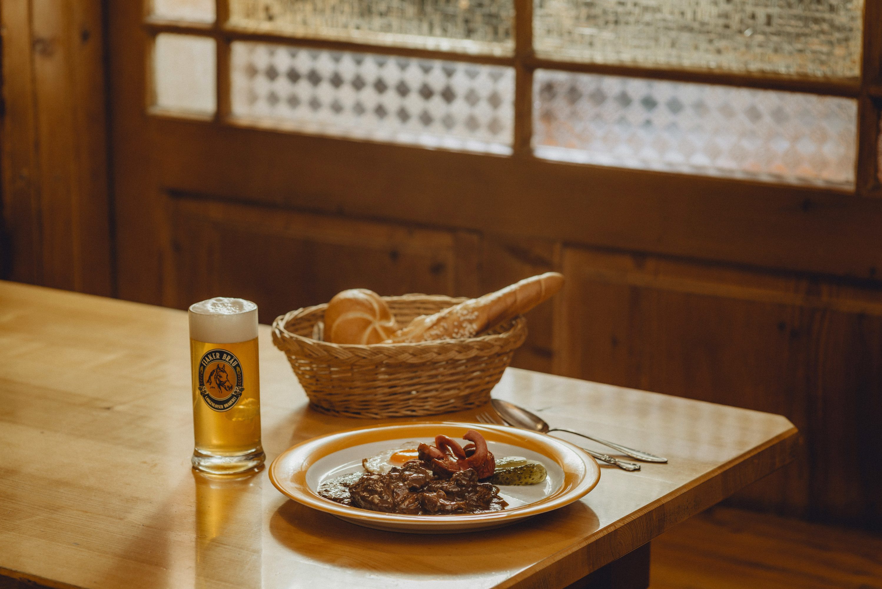 Zum Fiakergulasch passt das helle Fiakerbräu