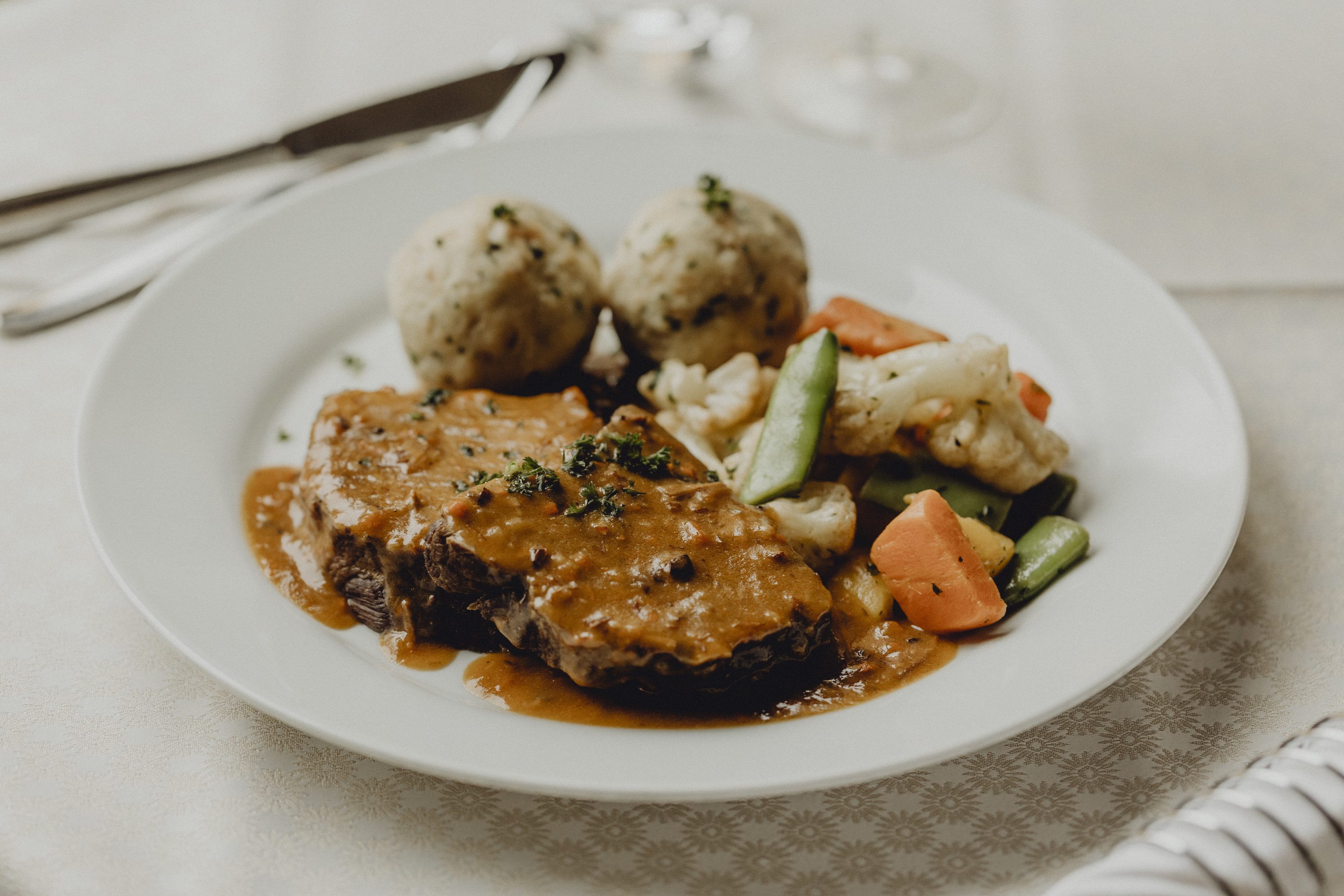 Alm-Ochensbraten, Speckrahmsafterl, Rosengemüse & Semmelknödel