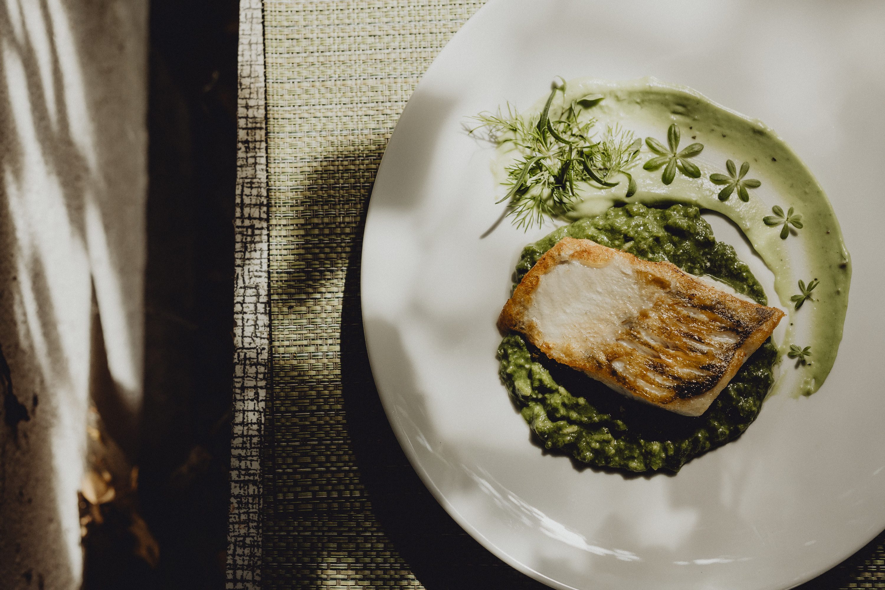 Zanderfilet auf Zitronengras, Spinat-Risotto mit Basilikumcreme