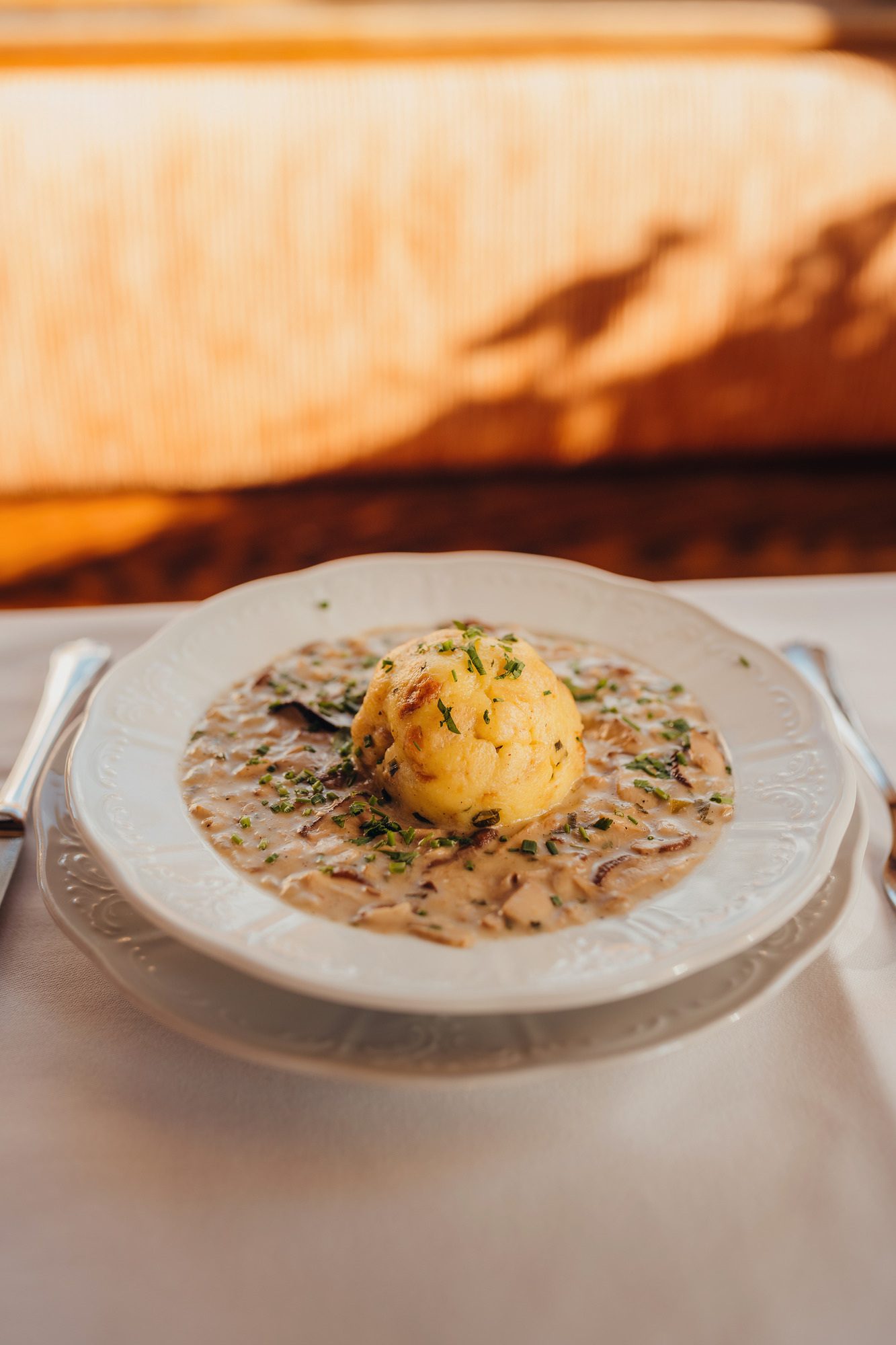 Schwammerlsauce mit Semmelgriesknödel