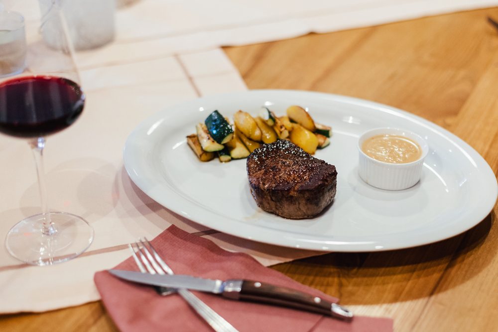 Dry Aged Rinderfilet, Pfeffersauce, Schupfnudeln