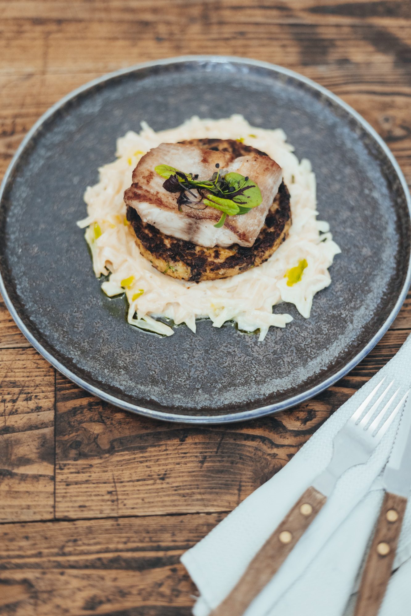 Waldviertler Edelwels auf Erdäpfel-Blunzenrösti und Spitzkraut