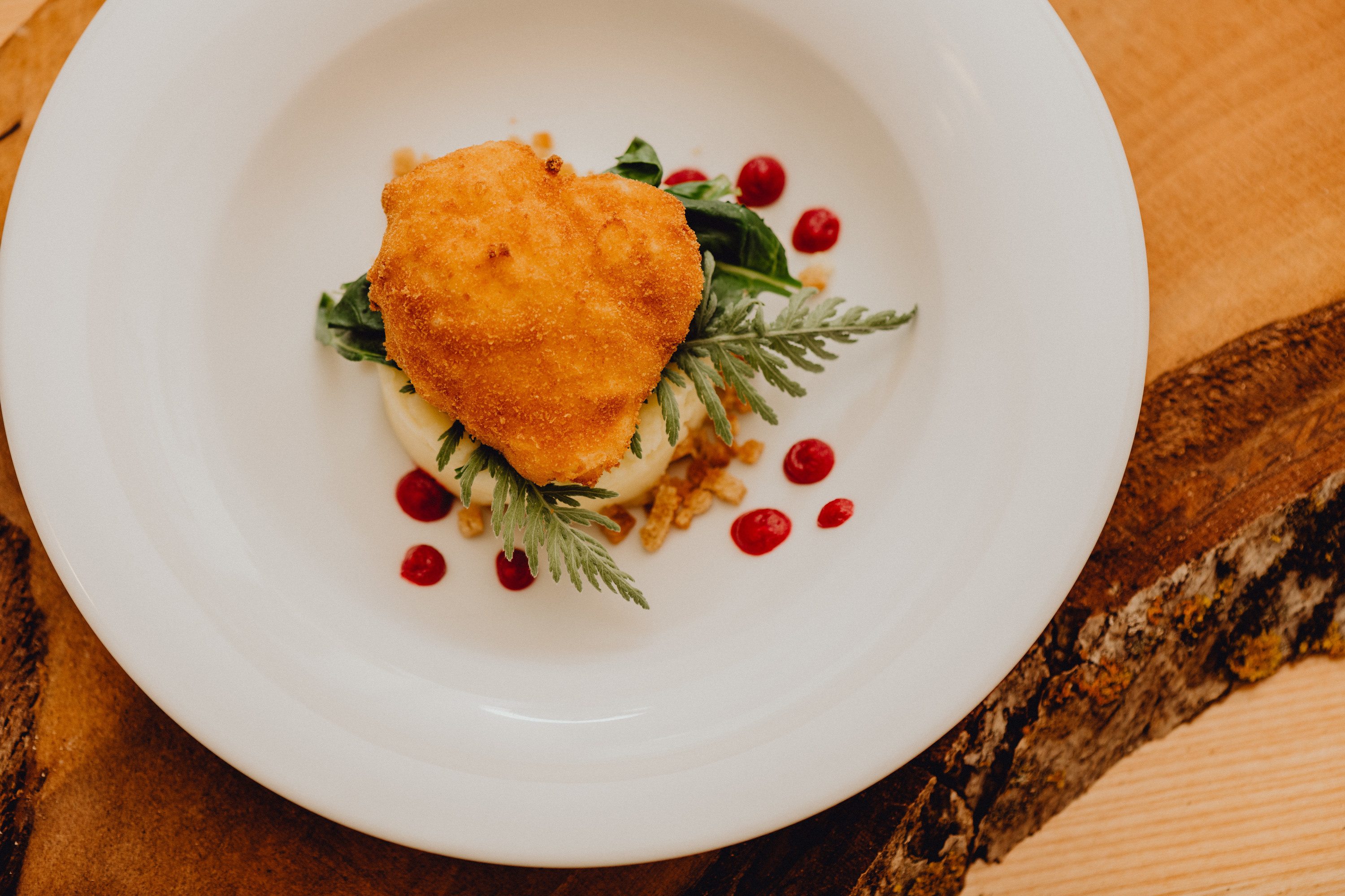 Gebackenes Ei auf Erdäpfel-, rote Rüben-Püree
