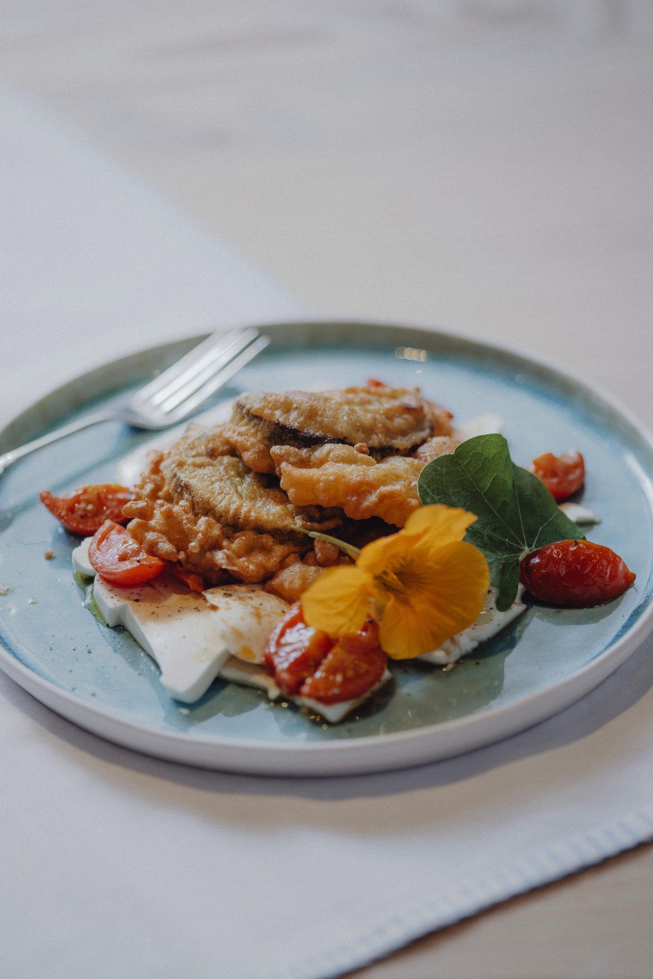 Ziegenfrischkäse mit Knusperblunze, Paradeiser