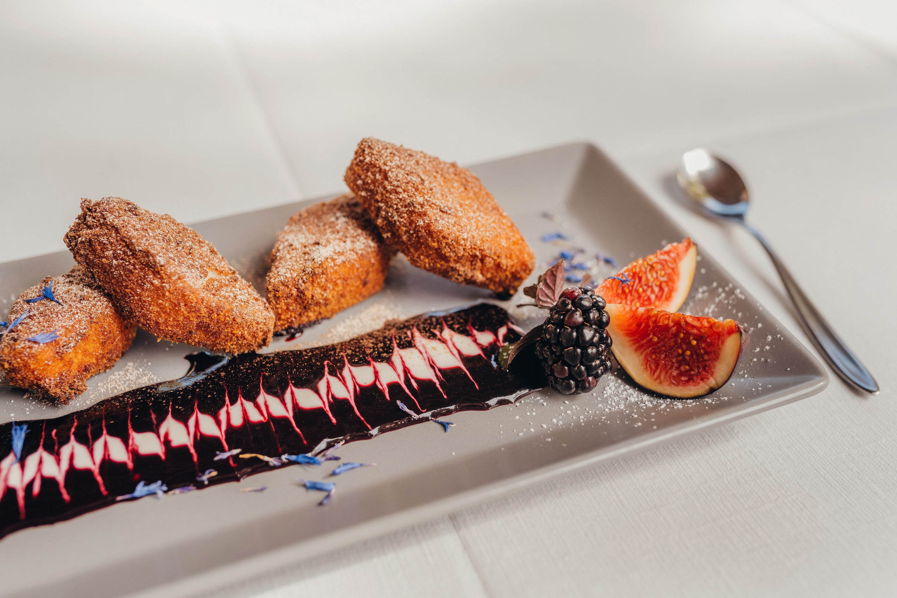 gebackenes Grieskoch mit Hollersaucerl
