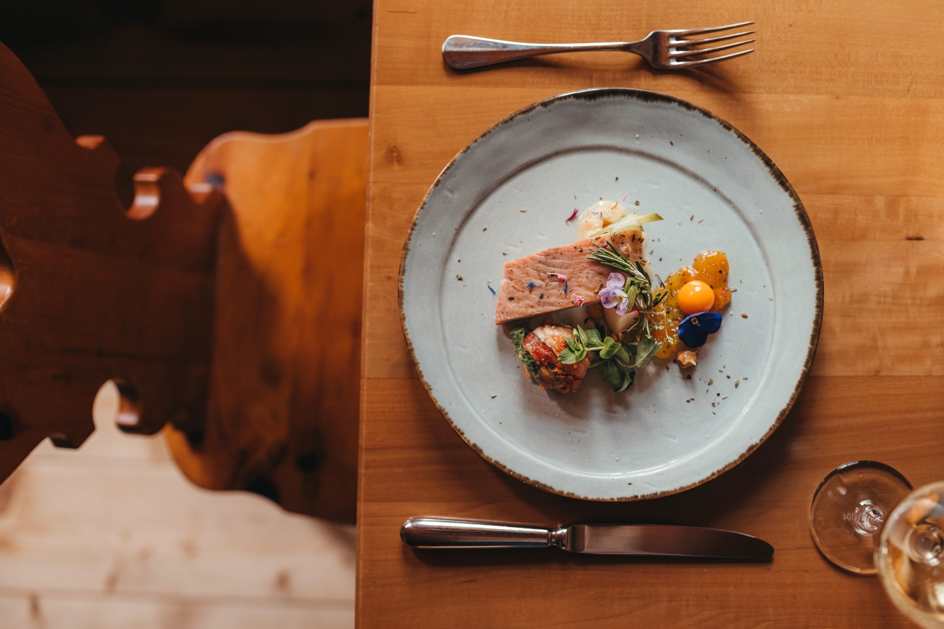 Geräuchertes Edelwelsfilet mit Sellerie-Erdnusssalat