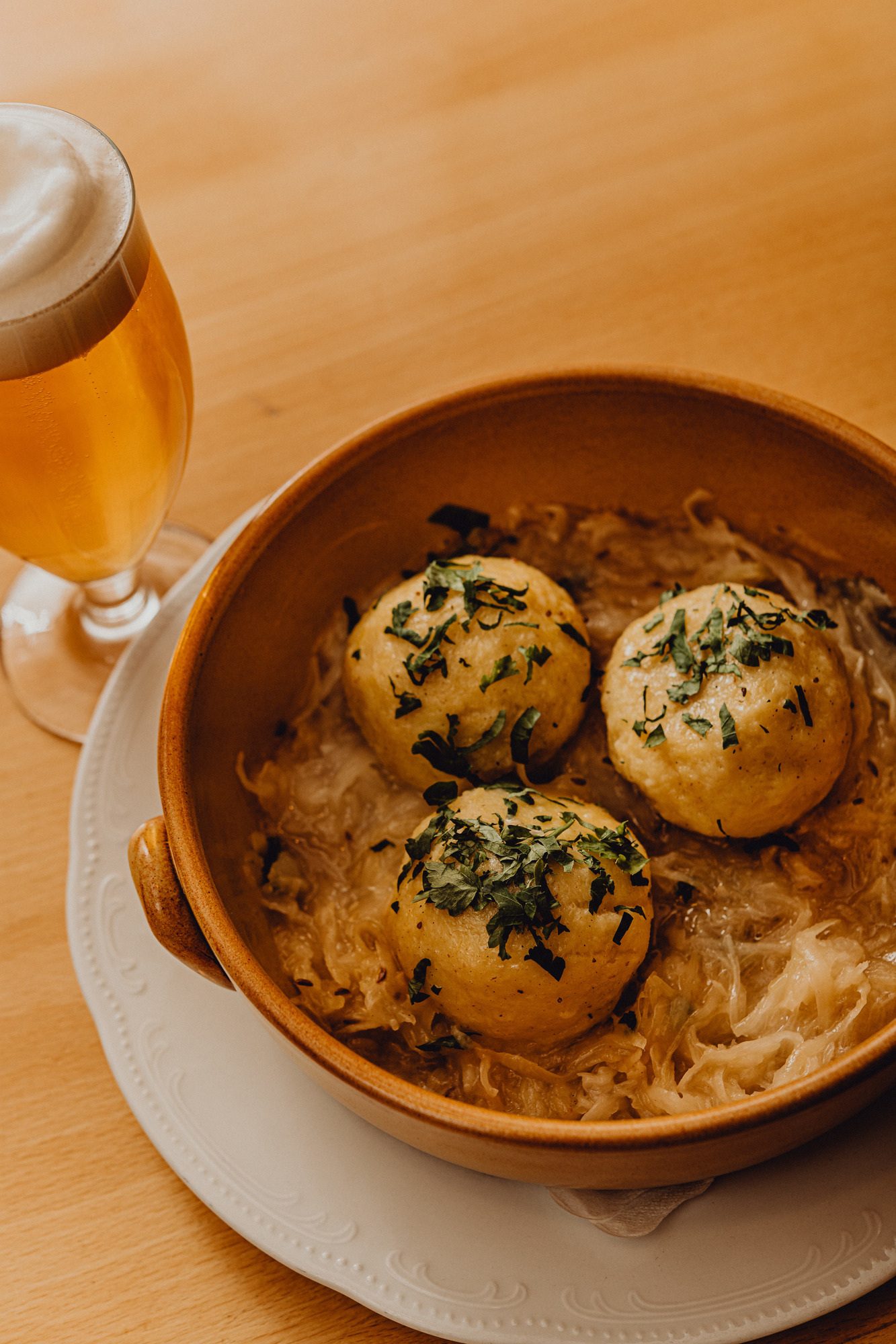 Hausgemachte Grammelknödel mit Sauerkraut