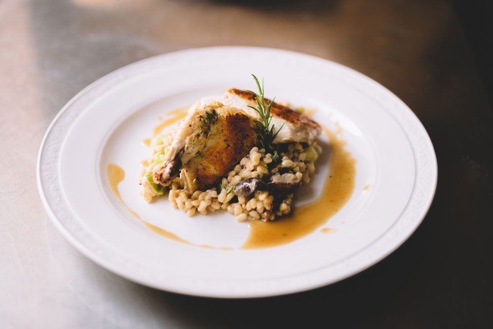 Maishendl mit Steinpilz-Zartweizen-Risotto