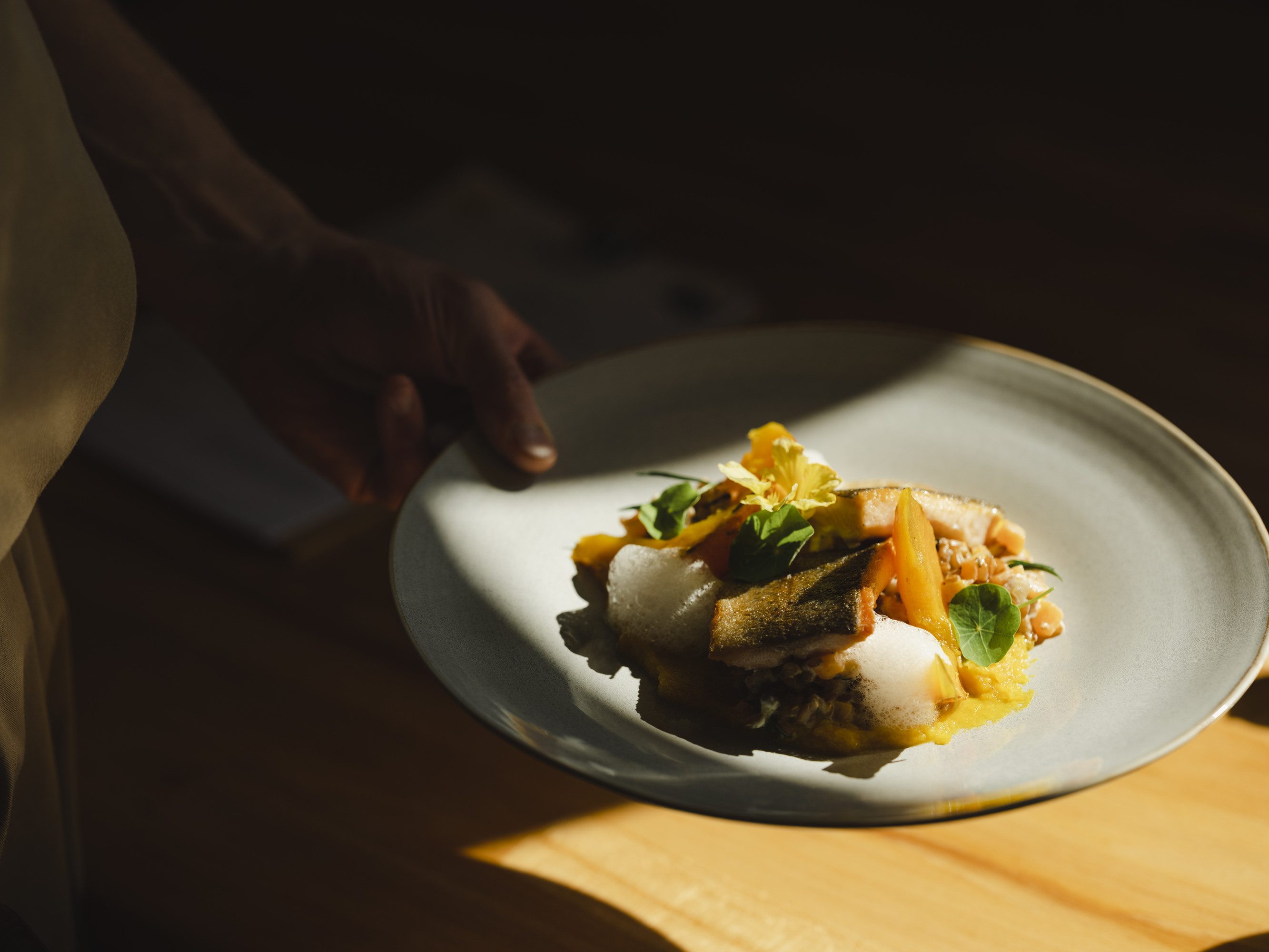 Gebratenes Lachsforellenfilet, Kürbis-Emmerrisotto und Hokkaido Kürbis aus dem Ofen