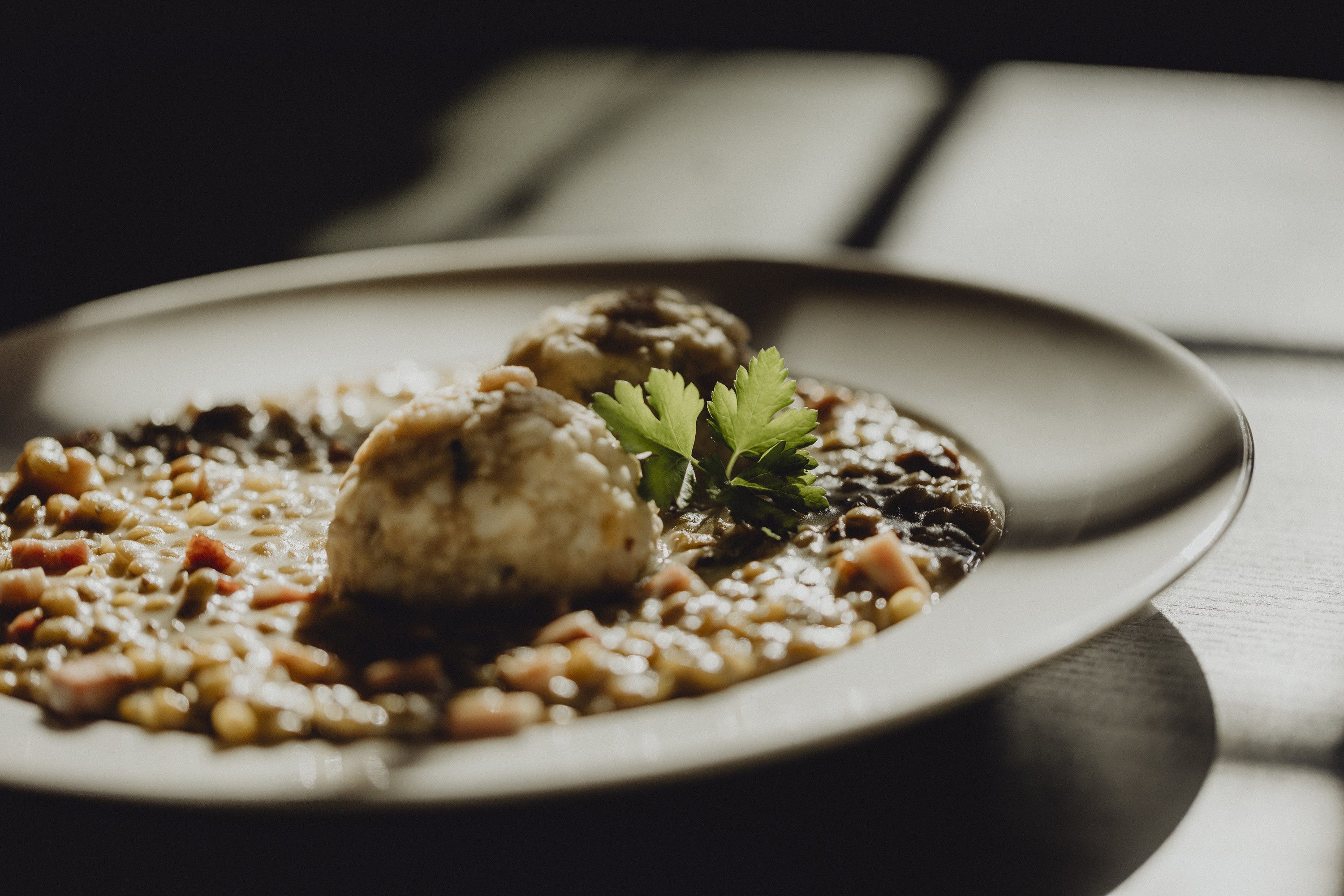 Specklinsen mit Semmelknödel