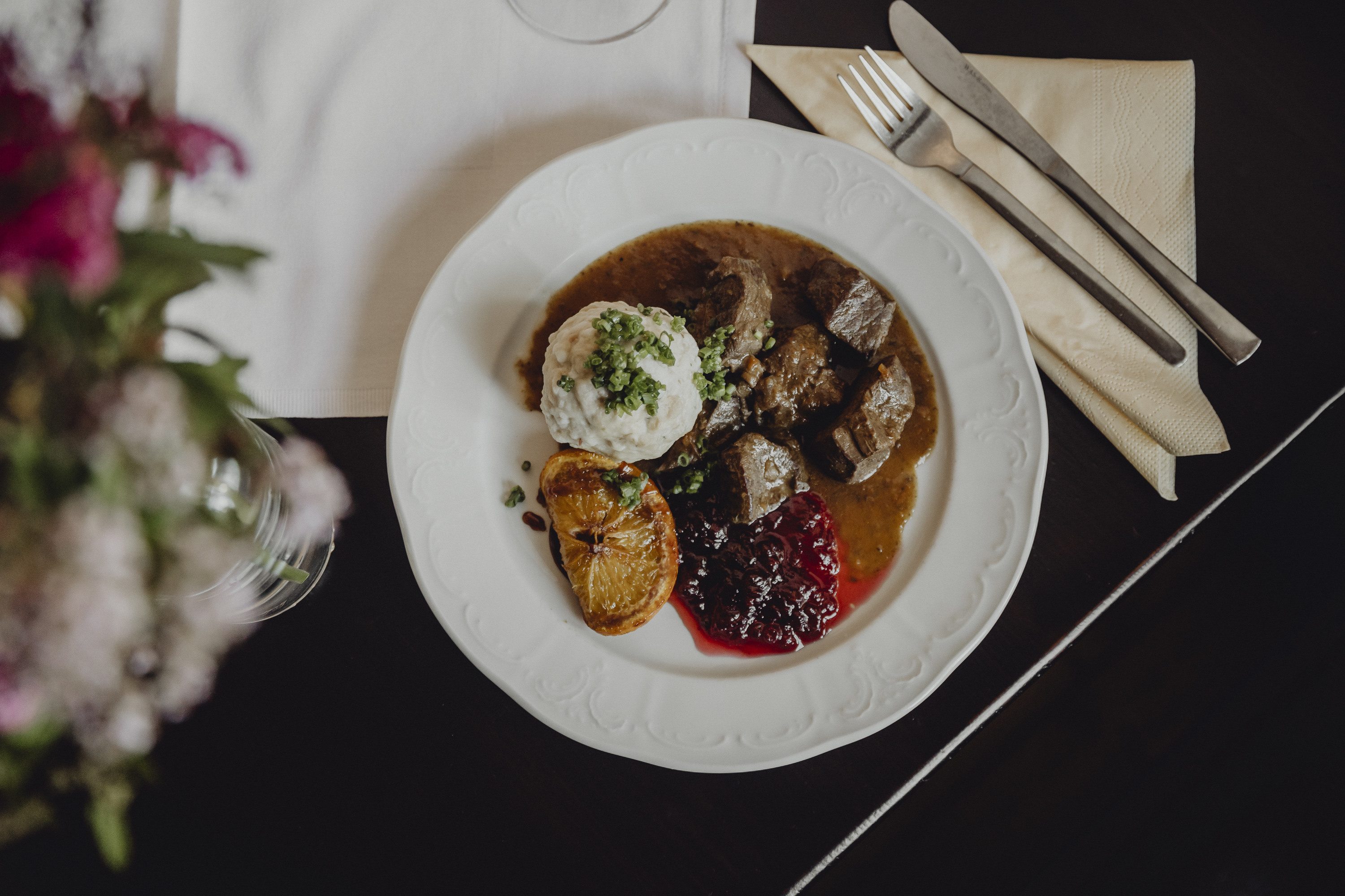 Wirtshausklassiker: Hirschragout, Knödel, Preiselbeeren