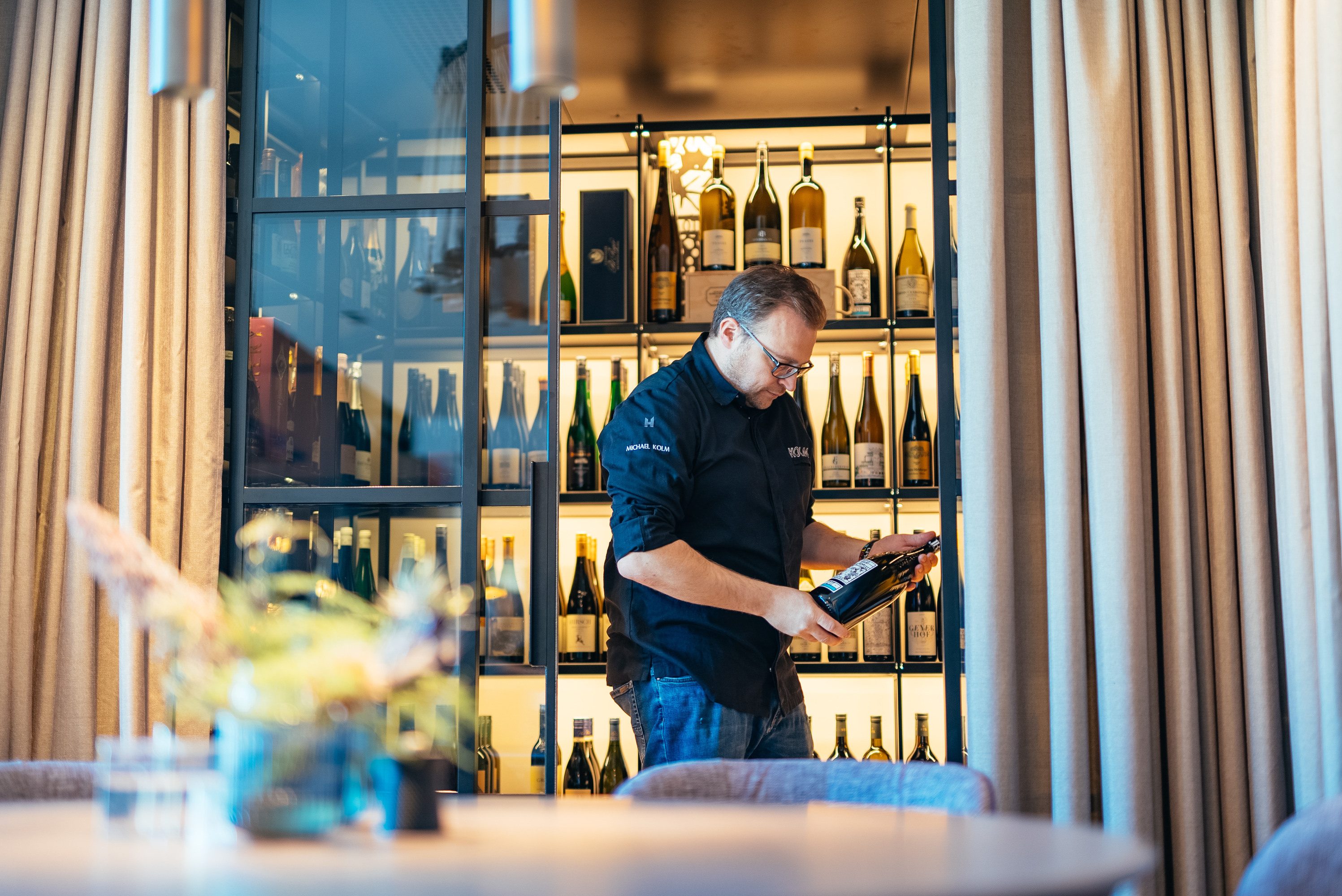 Begehbarer Weinschrank mit bestens temperierten Weinen