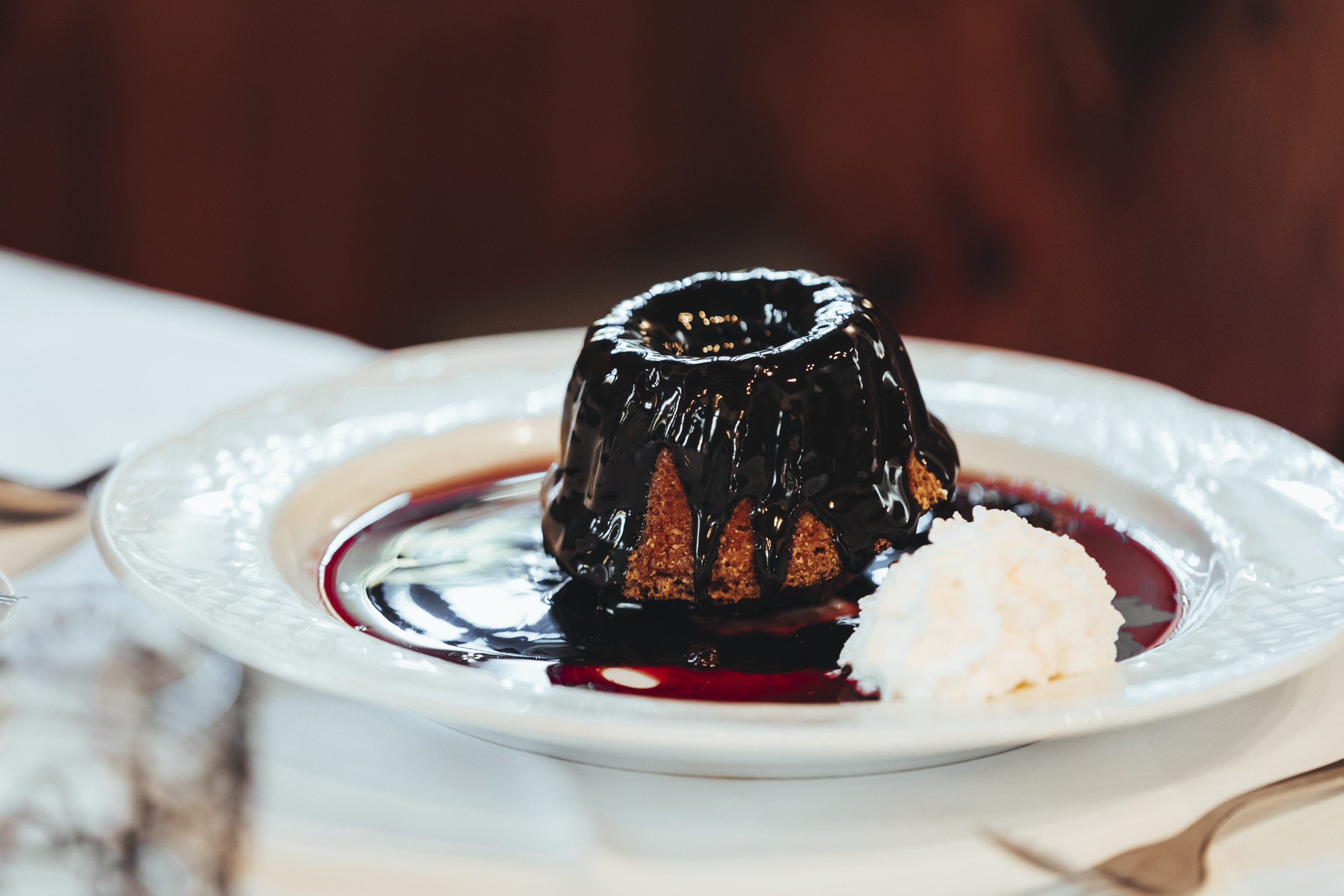 „Gugginger“ mit Schokoladesauce und Schlagobers