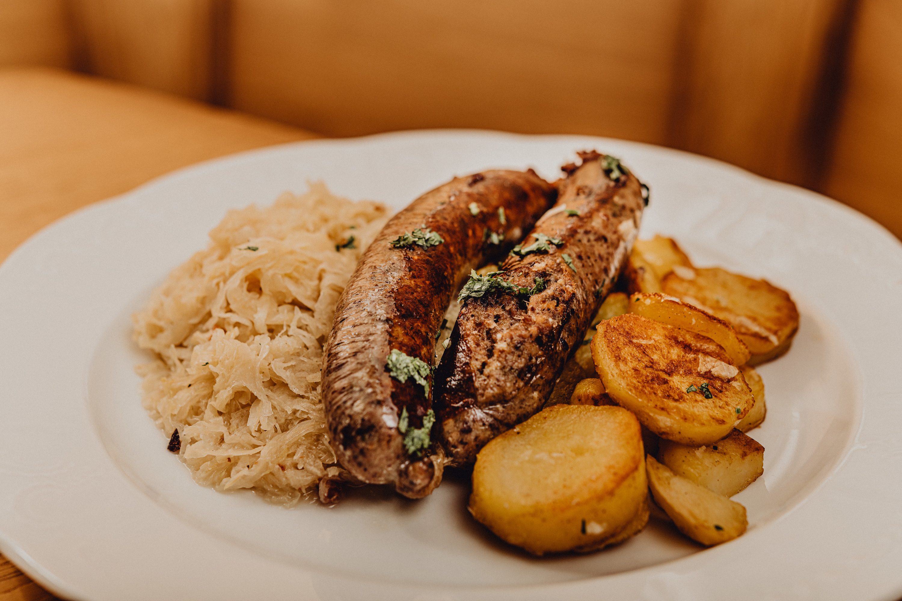 Hausgemachte Leberwurst mit Röstkartoffeln und Sauerkraut