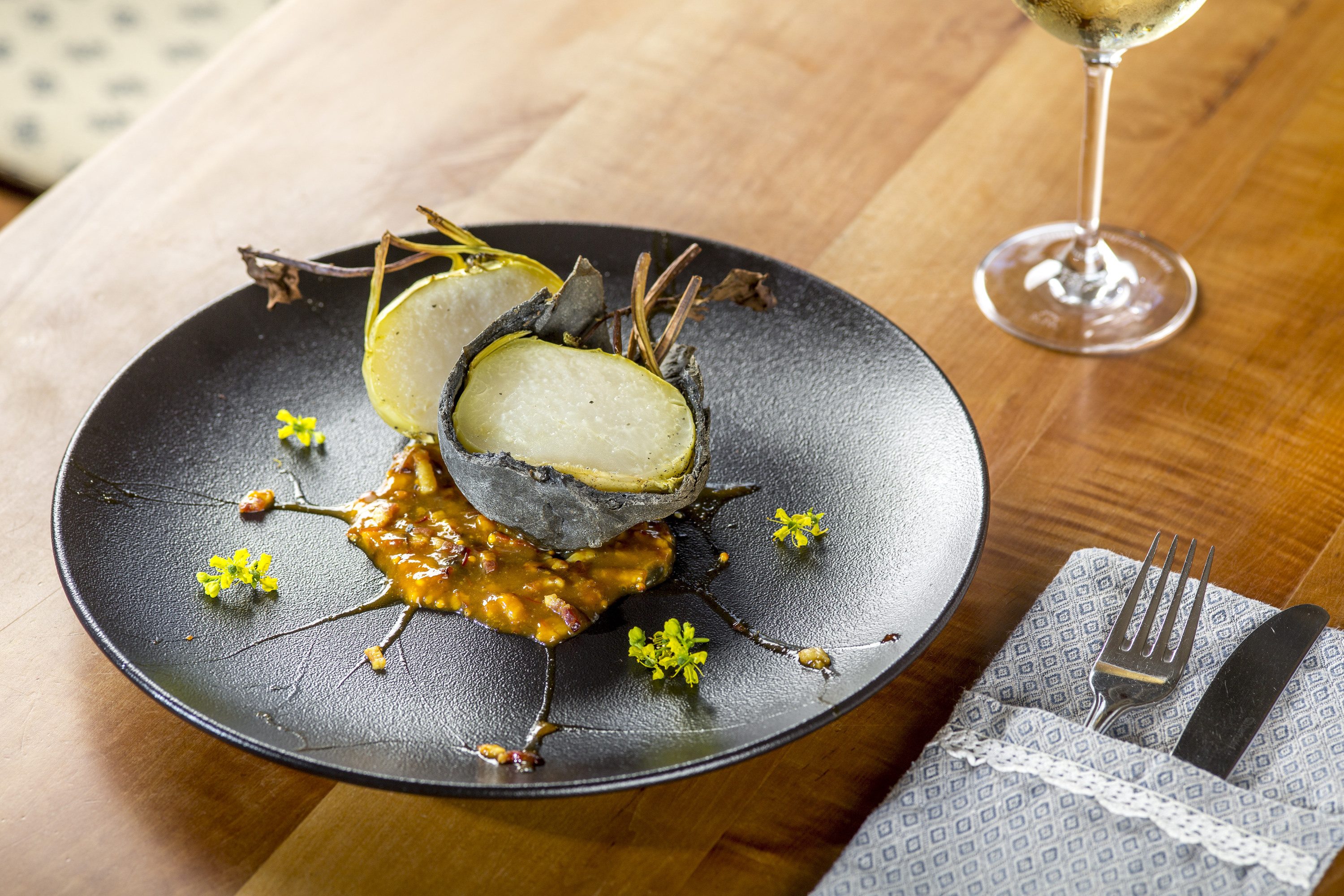 Kohlrabi in der Steinkruste auf Speckbirn-Most Marmelade