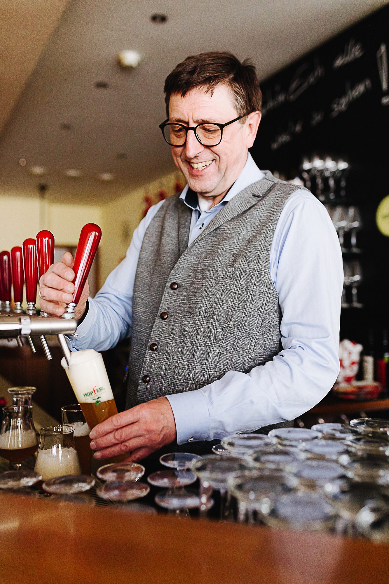 Wirt Josef Hag zapft das Gmünder Stadtbier
