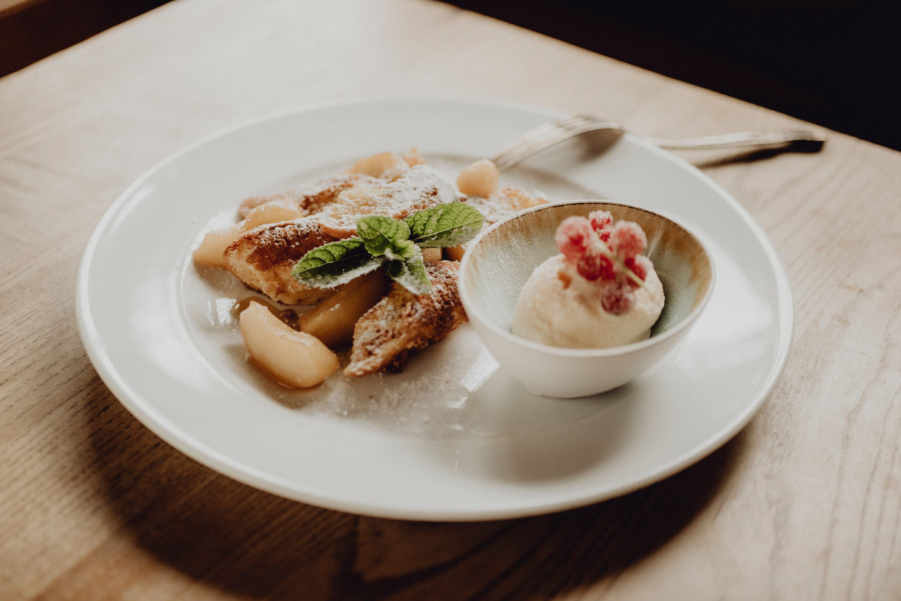 Der Name ist Programm: Apfelschmarren mit Topfen-Rum-Eis