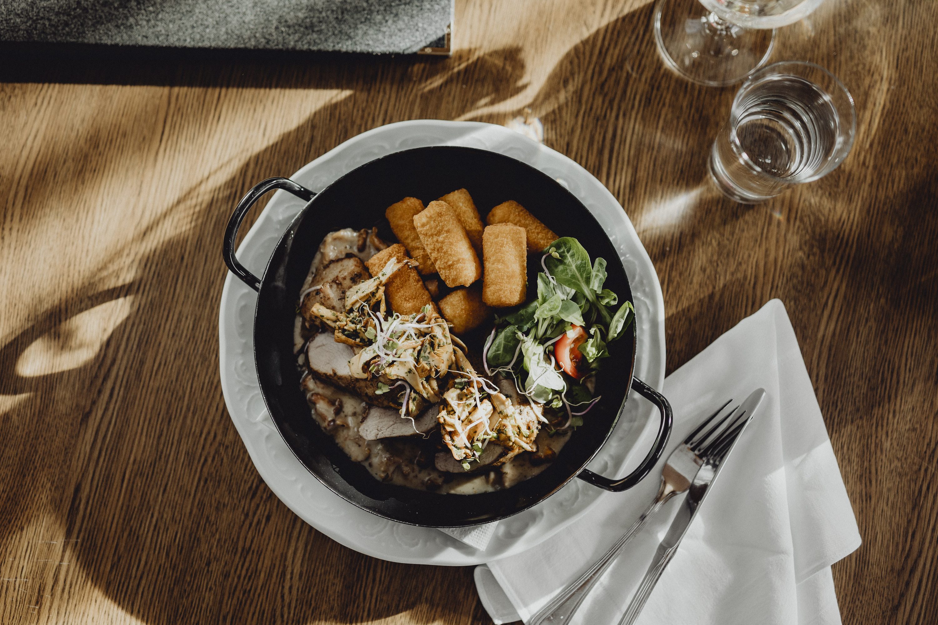 Schweinefilet mit Eierschwammerl und Kroketten