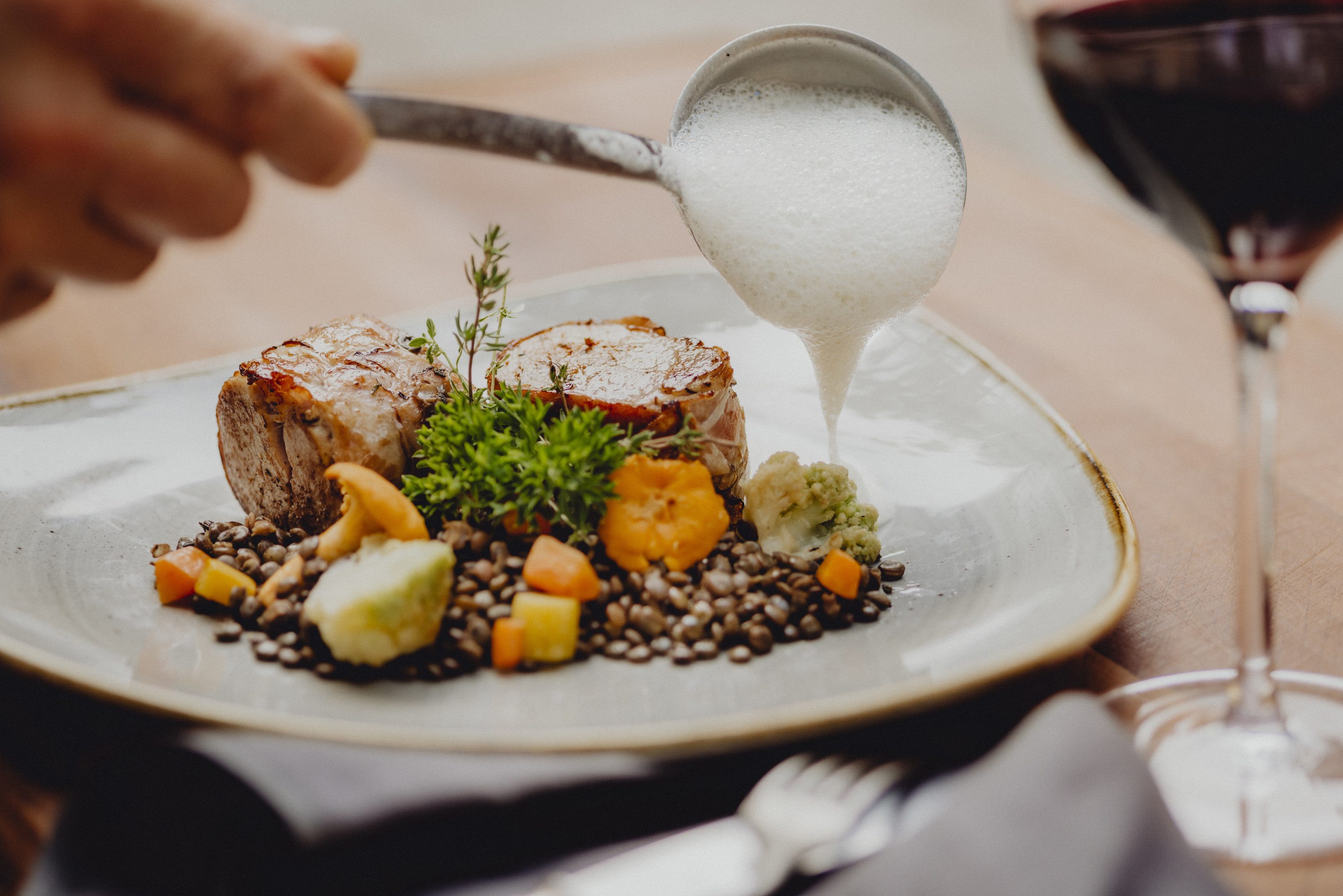Schweinemedaillons, Speckmantel, Linsen, Veltliner-Schaum