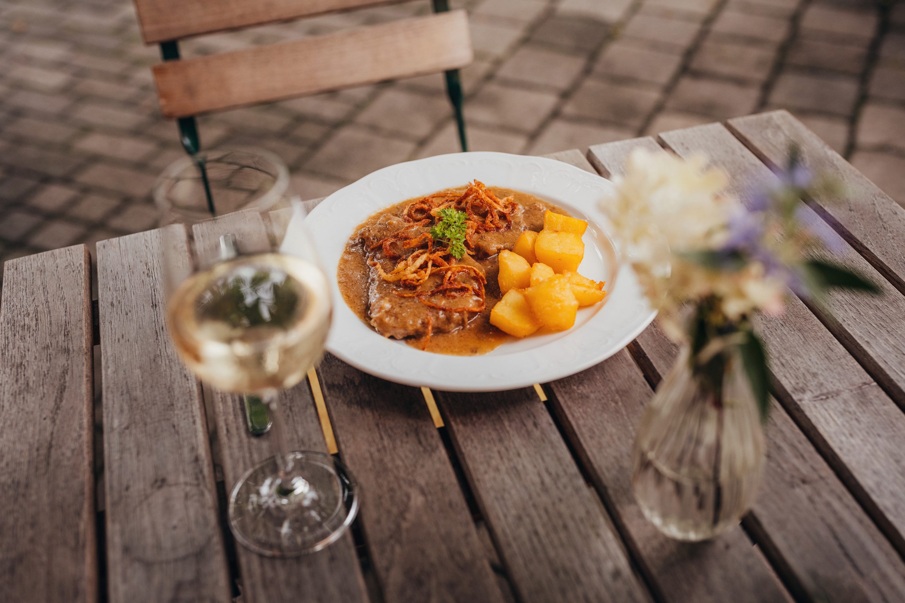 Gedünsteter Zwiebelrostbraten vom Angus-Rind mit Braterdäpfeln