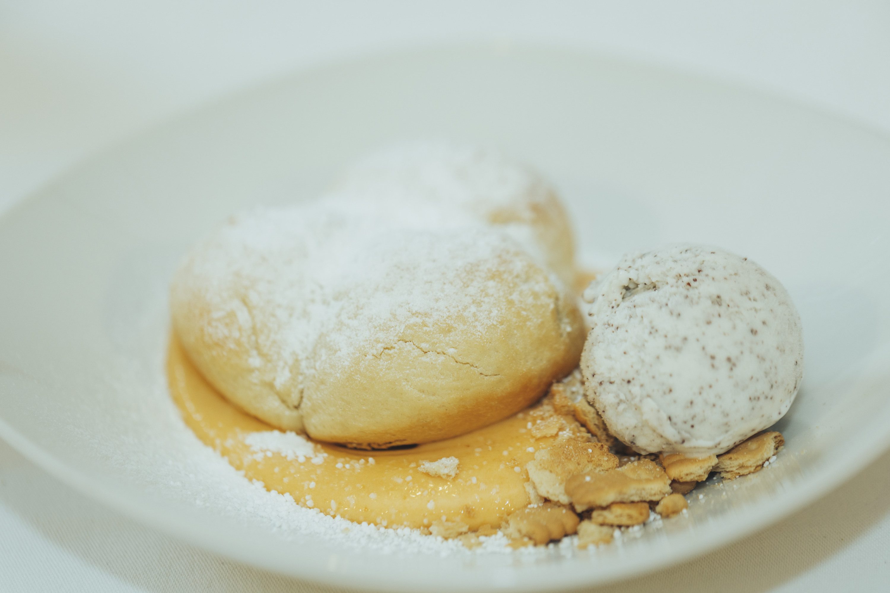 Buchteln mit Marillenmarmelade und Mohneis