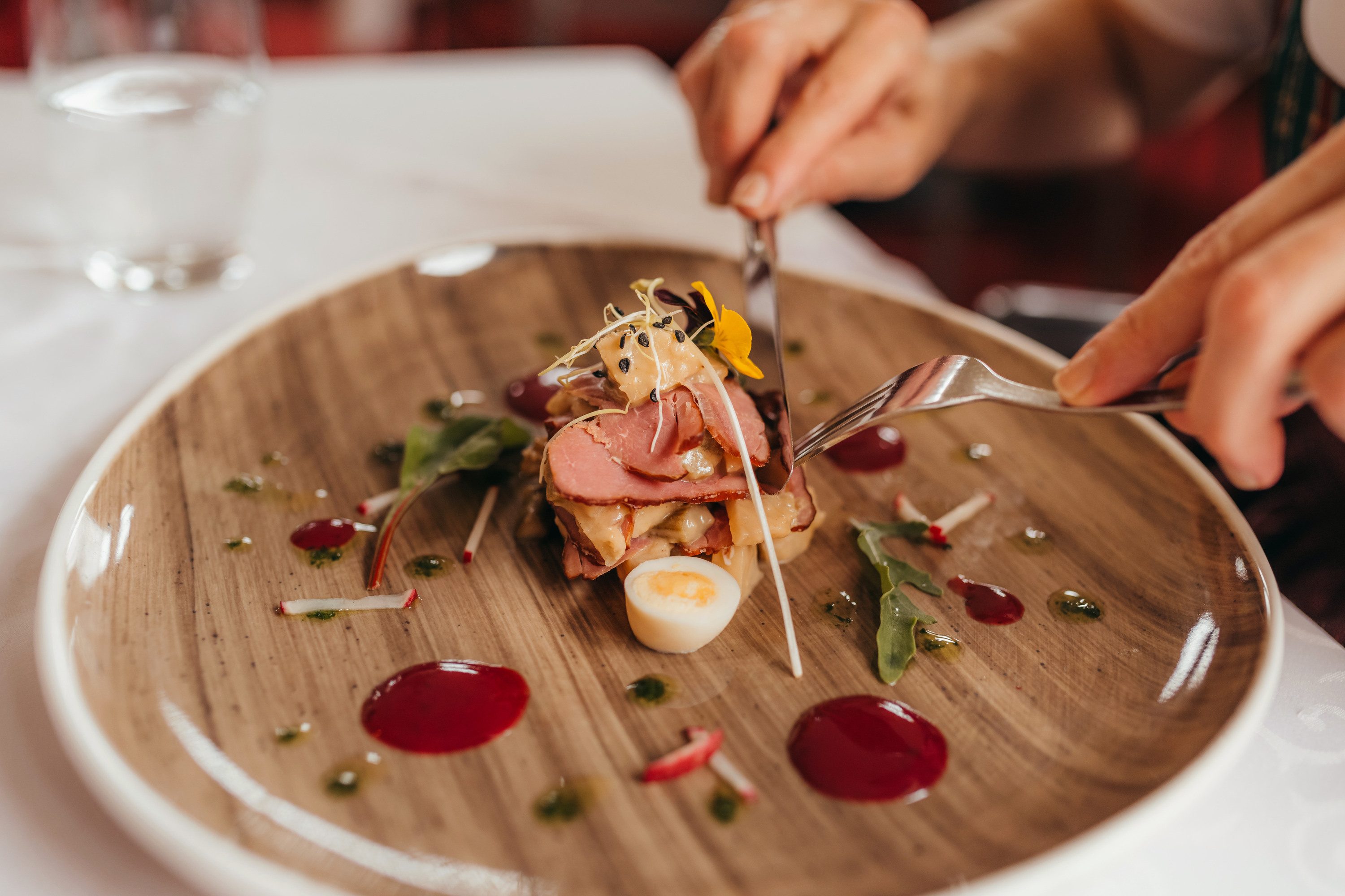 Geräucherte Entenbrust mit Zwetschken-Schalotten-Chutney