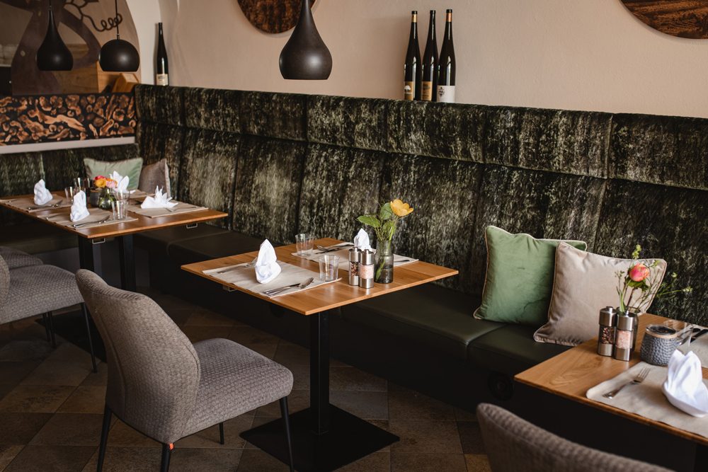 Moderne Gastzimmer und Vinothek