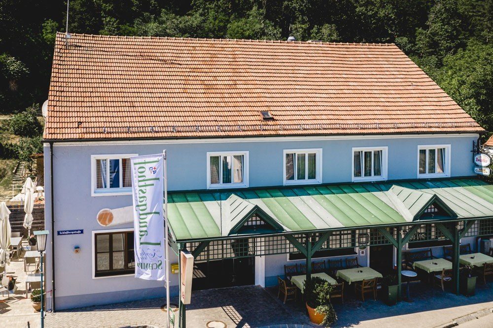 Gastgarten unter Weinreben