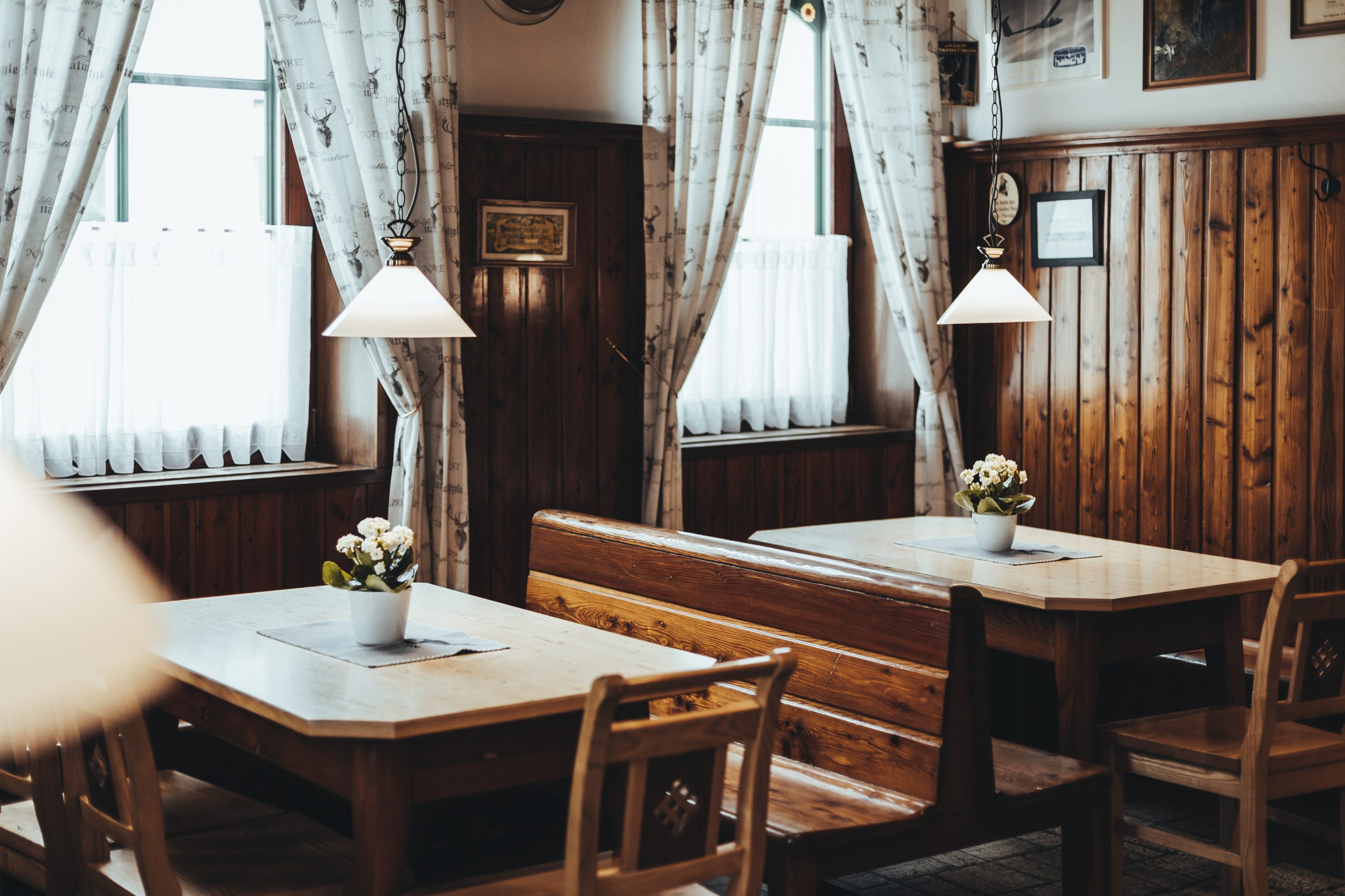 Gesellige Gaststube und großer Festsaal