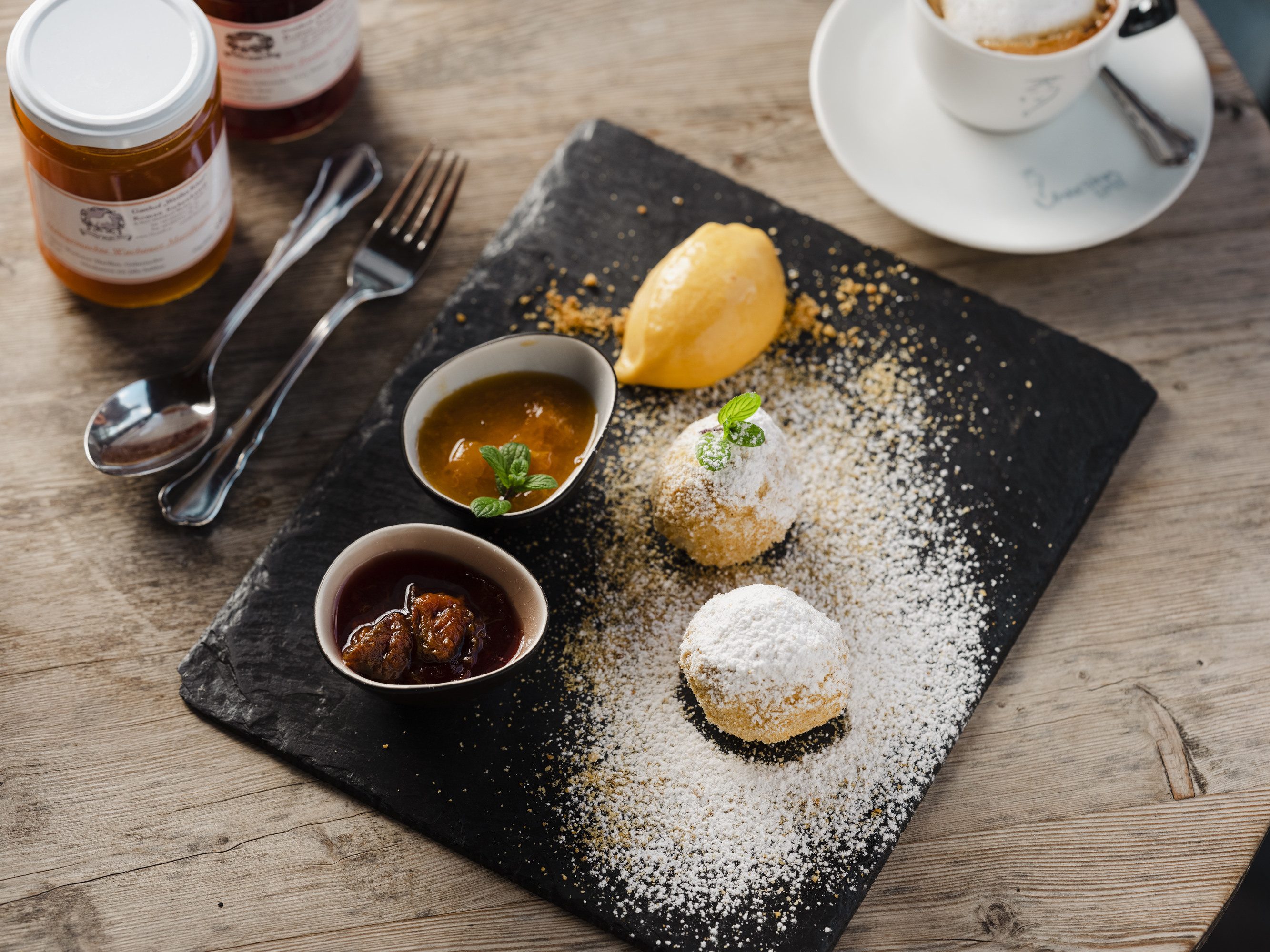 Marillenknödel, hausgemachte Chutneys