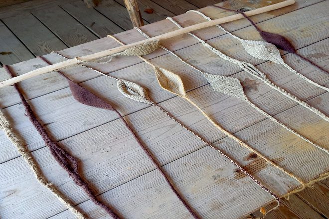 Gezeigt werden selbst gemachte Steinschleudern, wie sie beim Familientag im Keltendorf Mitterkirchen hergestellt werden.