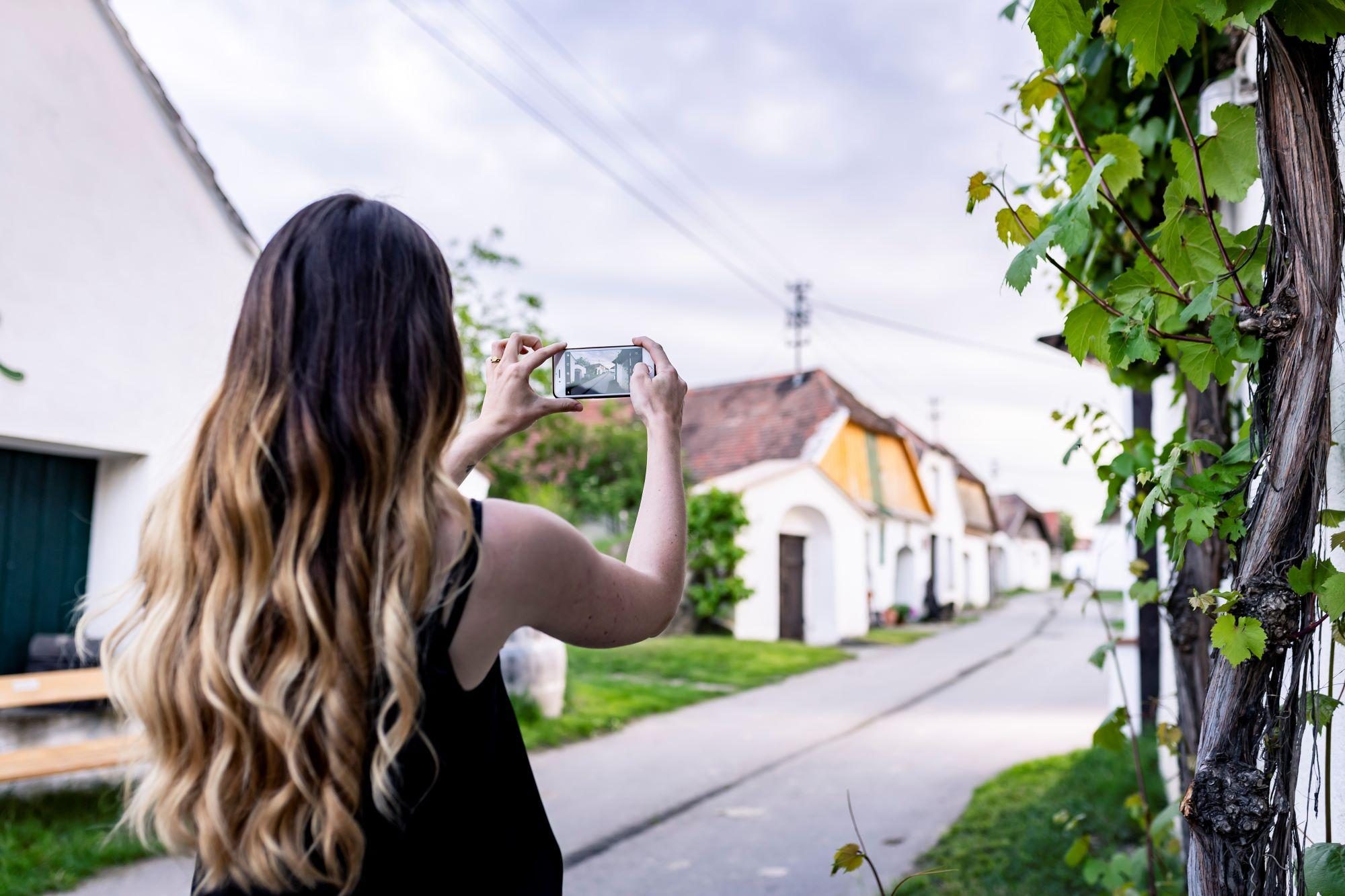 Frau die ein Foto einer Straße macht