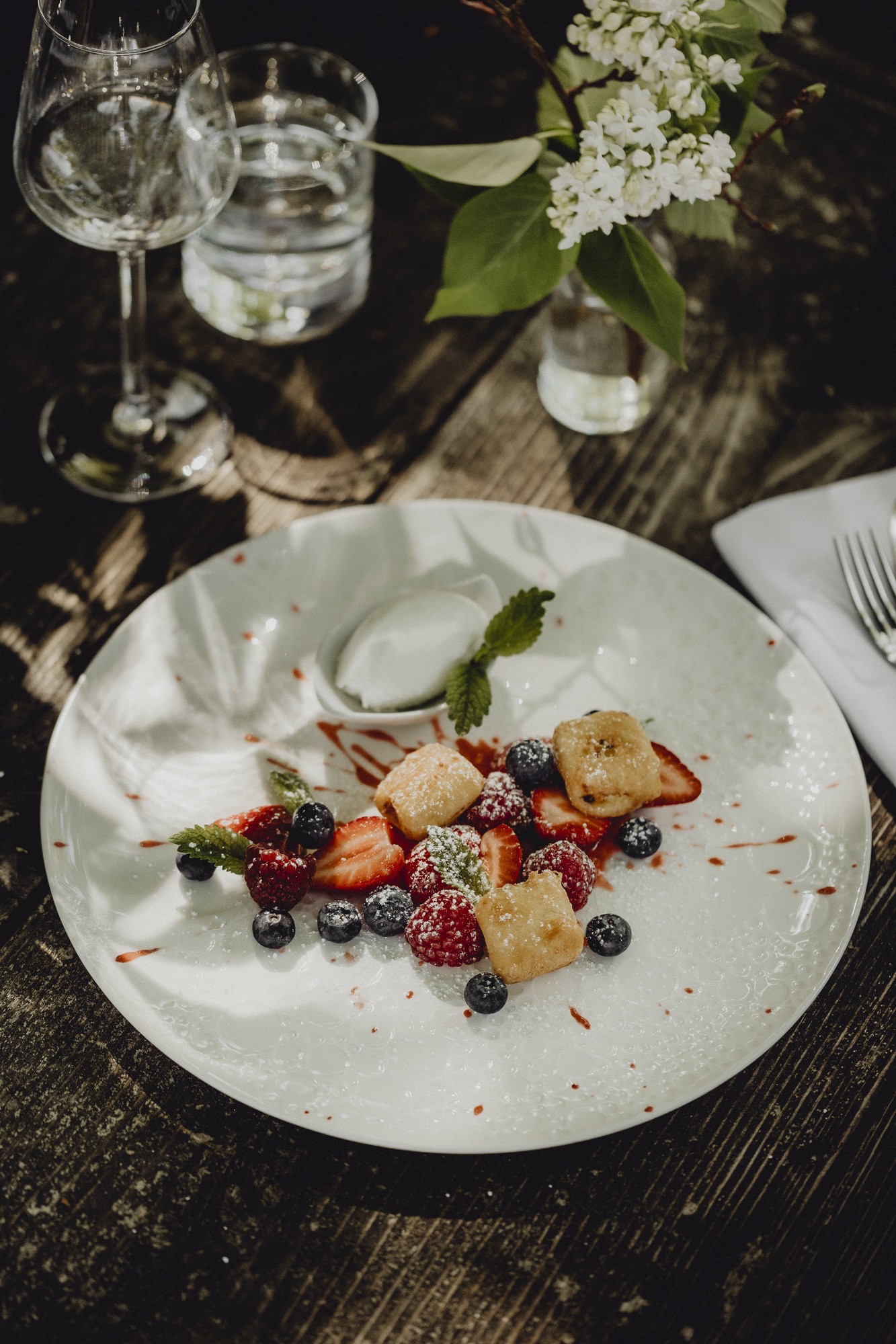Gebackener Topfen mit marinierte Beeren & Joghurteis