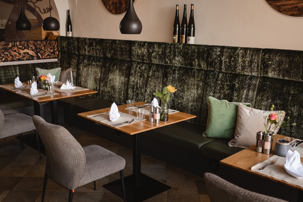Moderne Gastzimmer und Vinothek