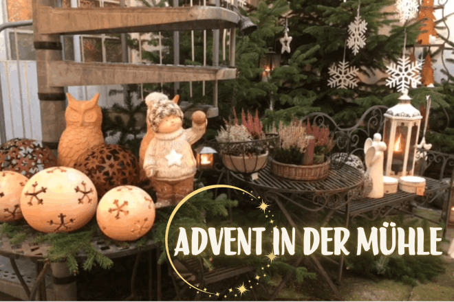 Weihnachtliche Dekorationsartikel stehen auf kleinen Tischen, die mit Tannenzweigen geschmückt sind,. Im Hintergrund ist eine Wendeltreppe aus Beton und ein Tannenbaum zu erkennen.