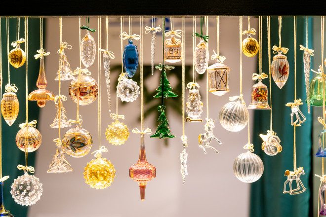 Bunter Weihnachtsbaumschmuck aus Glas in vielen verschiedenen Formen, Farben und Größen