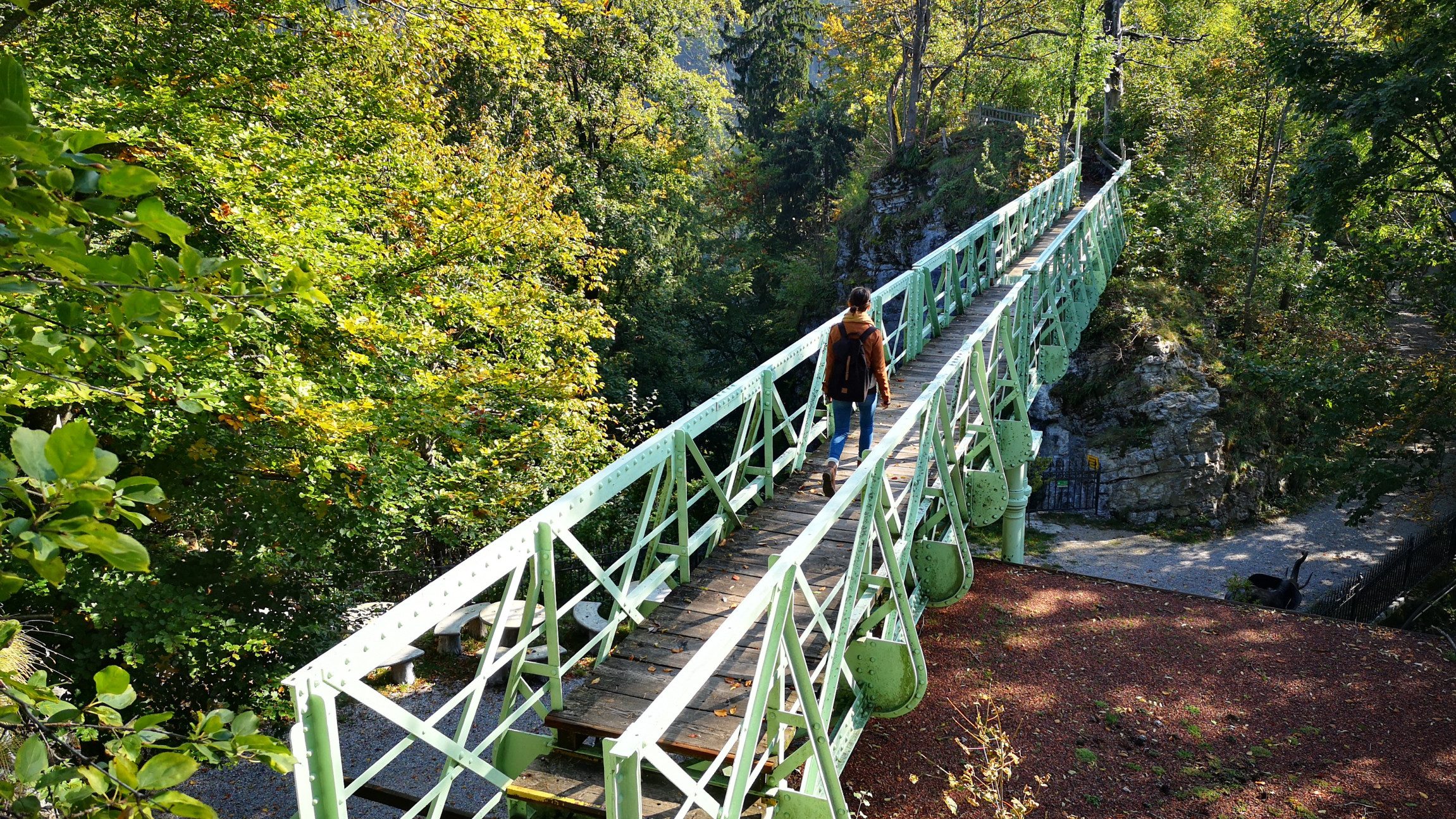 Frau auf Brücke bei der Burg Plankenstein