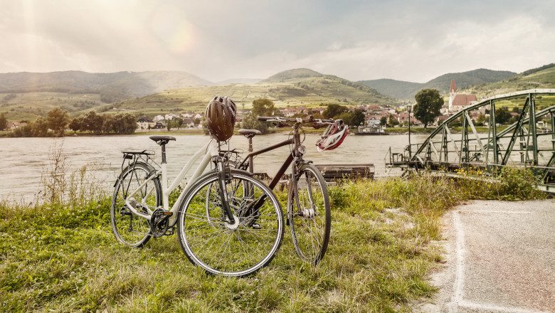 Zwei Räder vor einer Schiffsstation am Donauradweg in der sonnigen Wachau