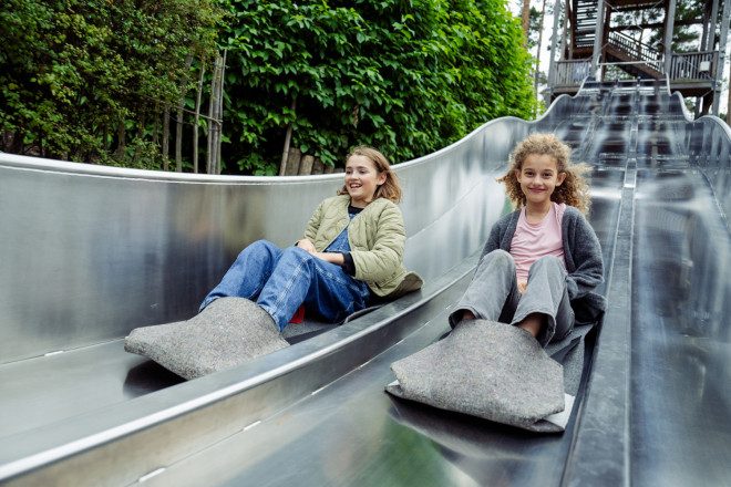 zweí Mädchen beim Rutschen in den Kittenberger Erlebnisgärten
