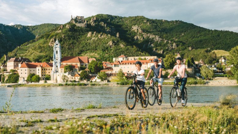 Familie unterwegs am Kinderradweg Wachau