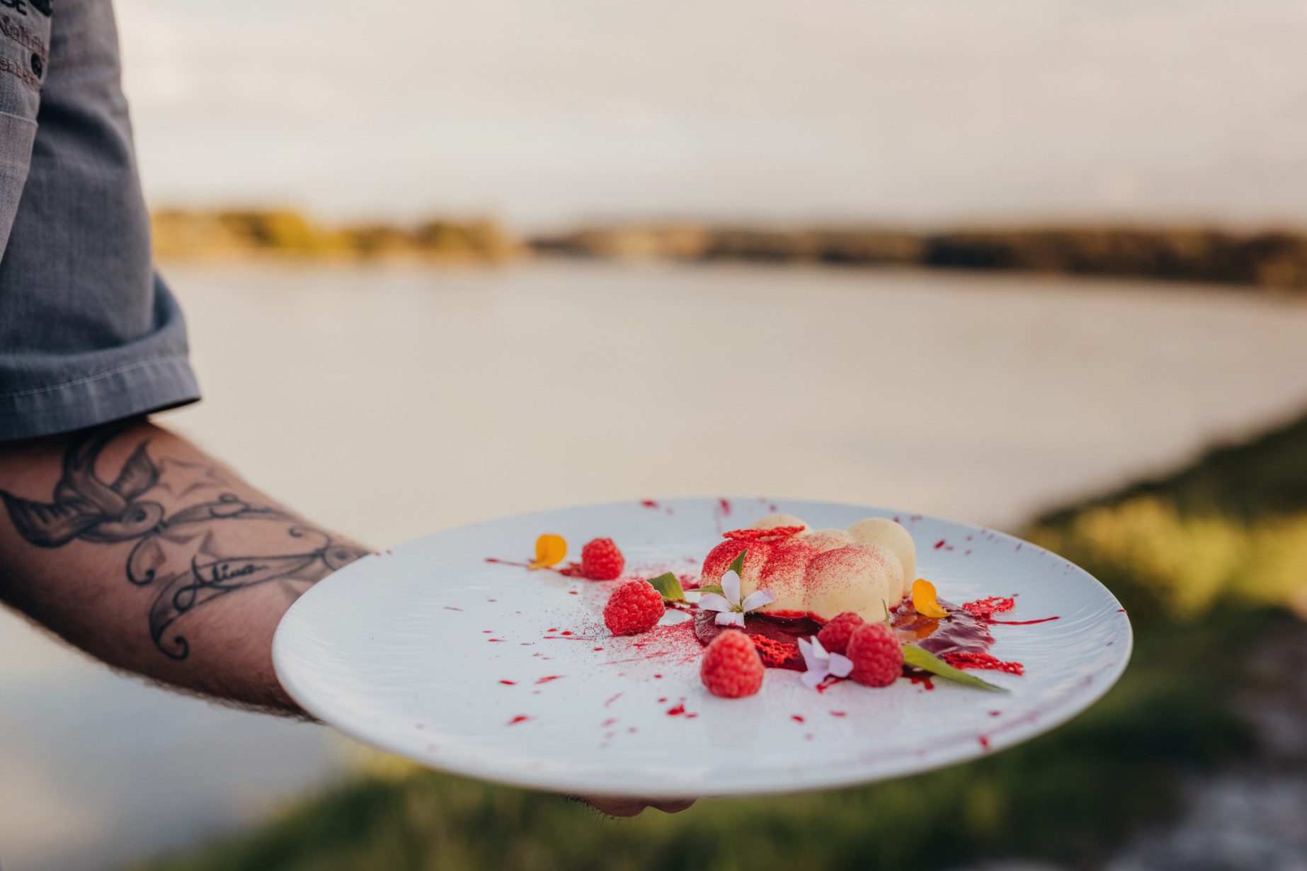 Wolke 7: Weißes Schokomousse mit Himbeergelee & Himbeerstaub