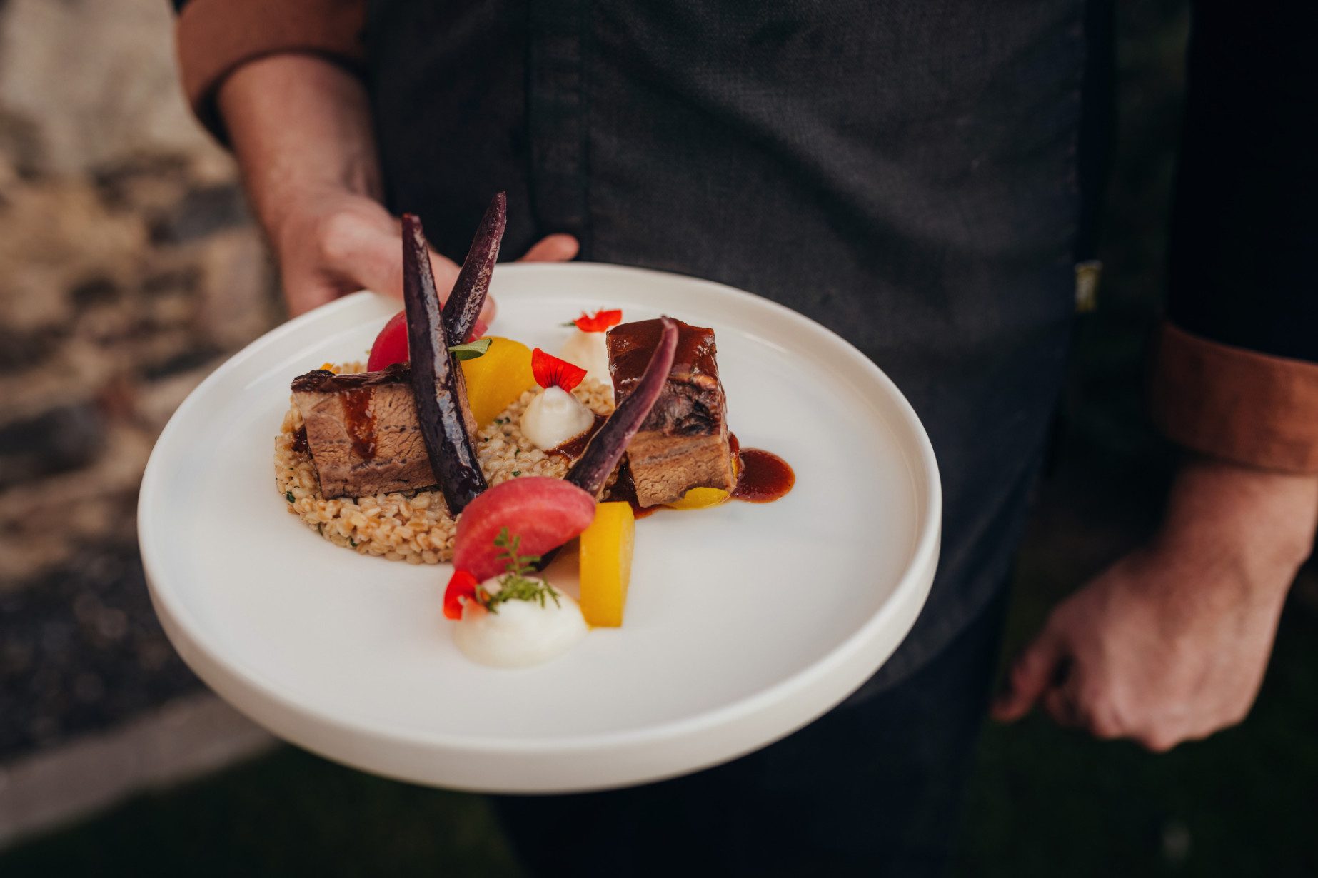 Geschmorte Backerl, Mostsauce, Einkornrisotto, Erdäpfelschaum, Rüben-Variation