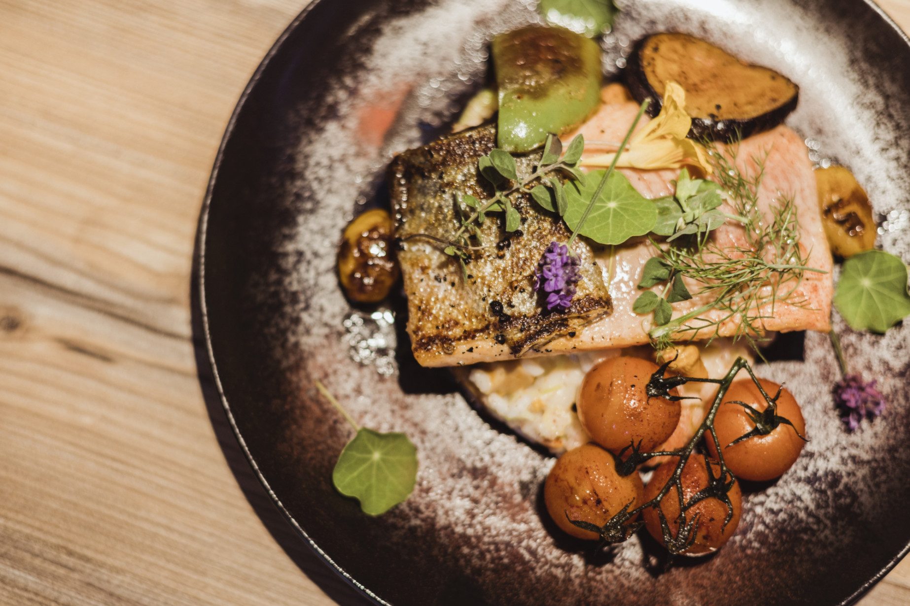 Lachsforellenfilet auf Grammelrisotto mit Gemüse