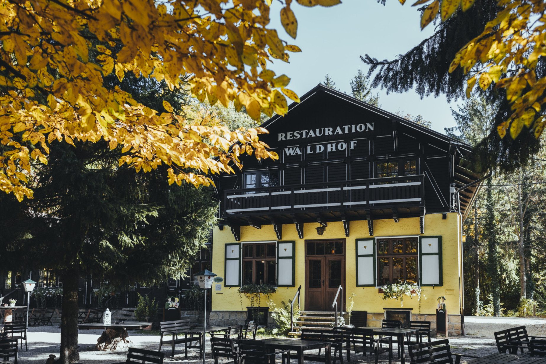 Mit großem Gastgarten mitten im Wald gelegen